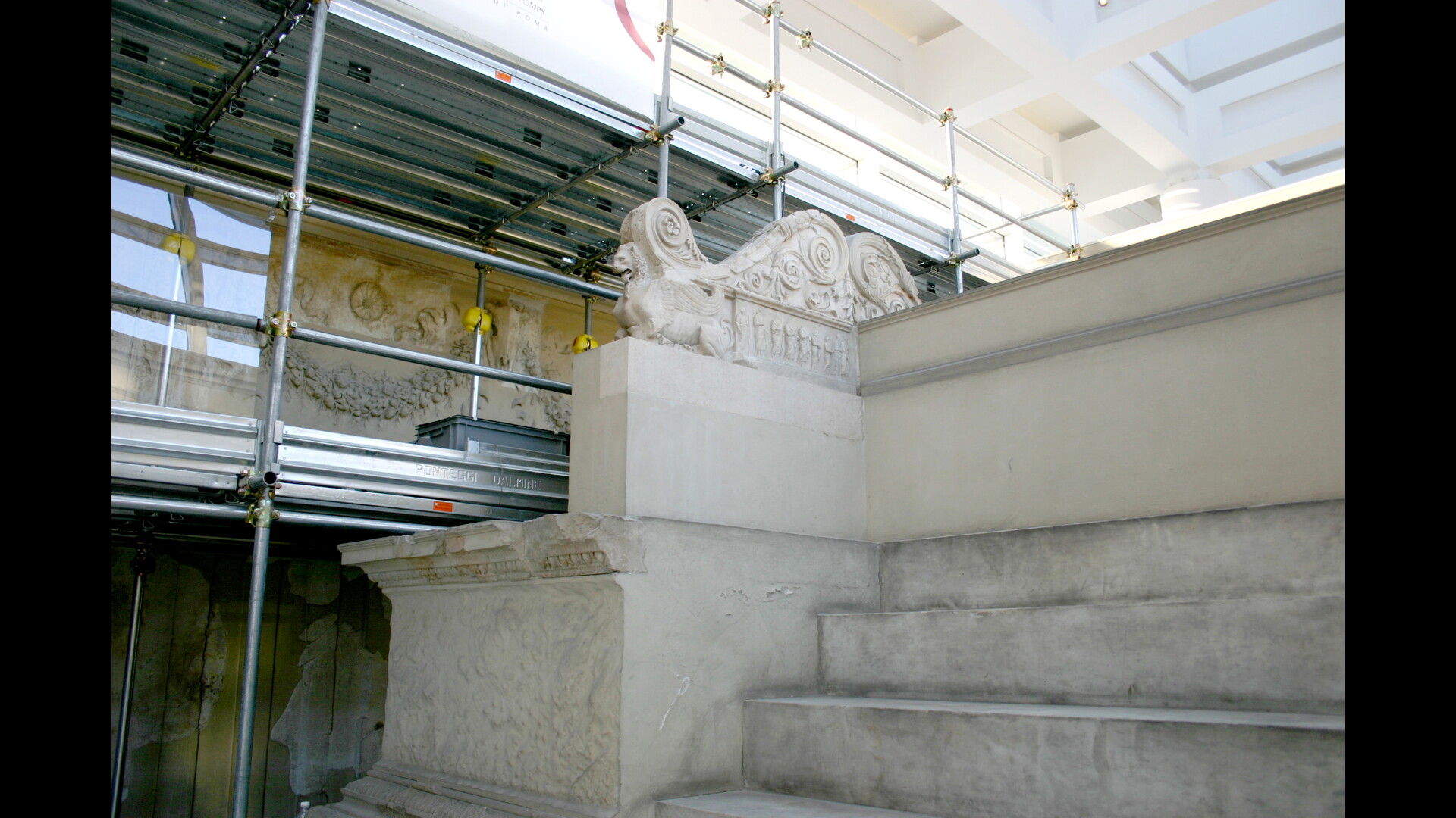 Ara Pacis : Photo prise à Rome aujourd'hui. Intérieur de l’autel de la Paix
