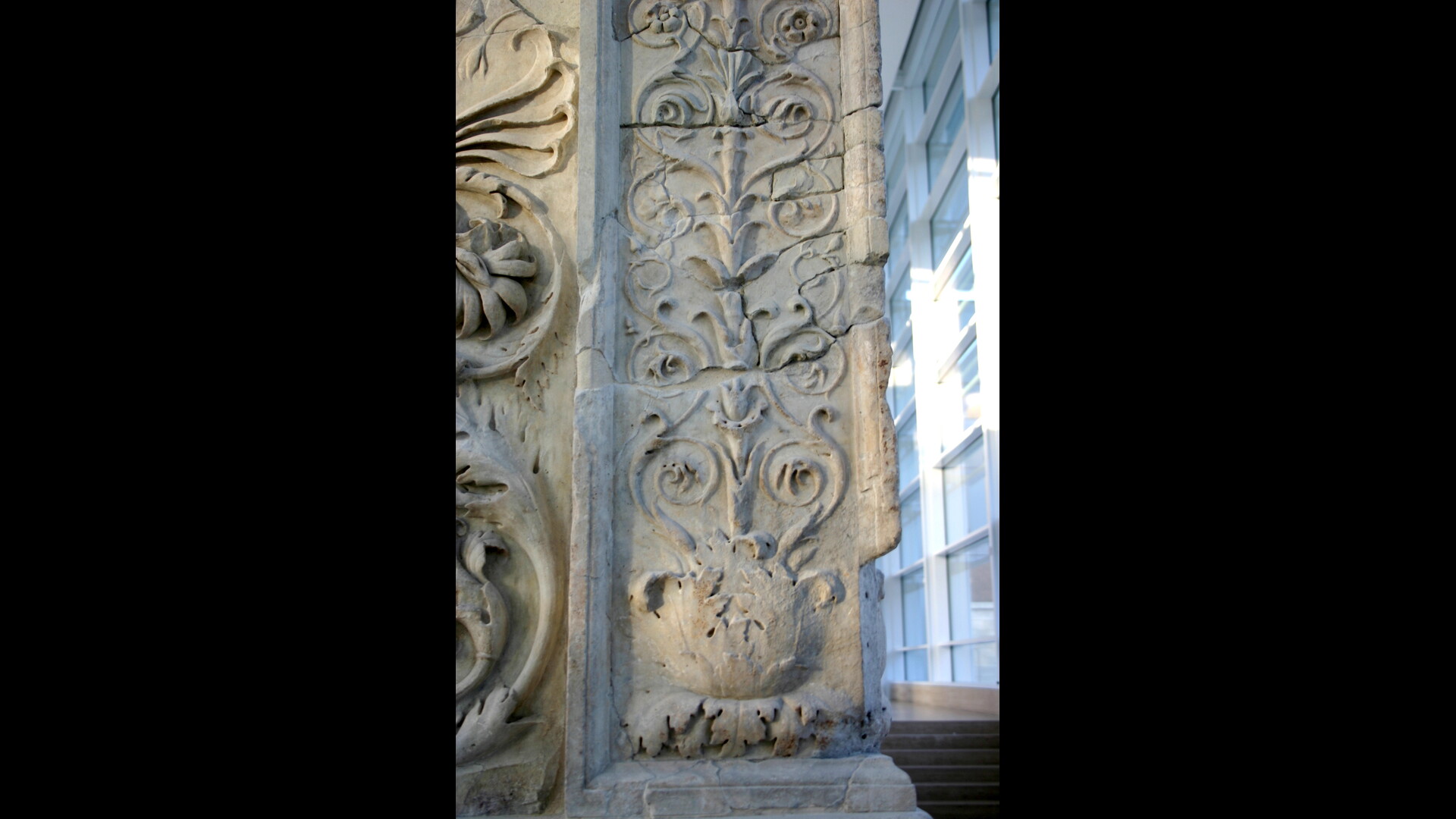 Ara Pacis : Photo prise à Rome aujourd'hui. Détail de la modénature de l’autel de la Paix
