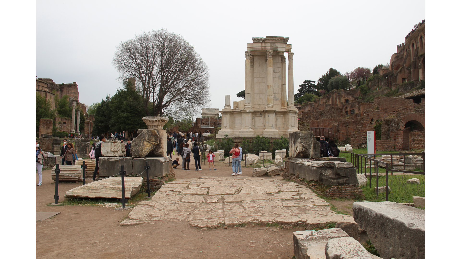 Arc d'Auguste : Photo prise à Rome aujourd'hui. Fragments de l’arc d’Auguste sur le forum romain