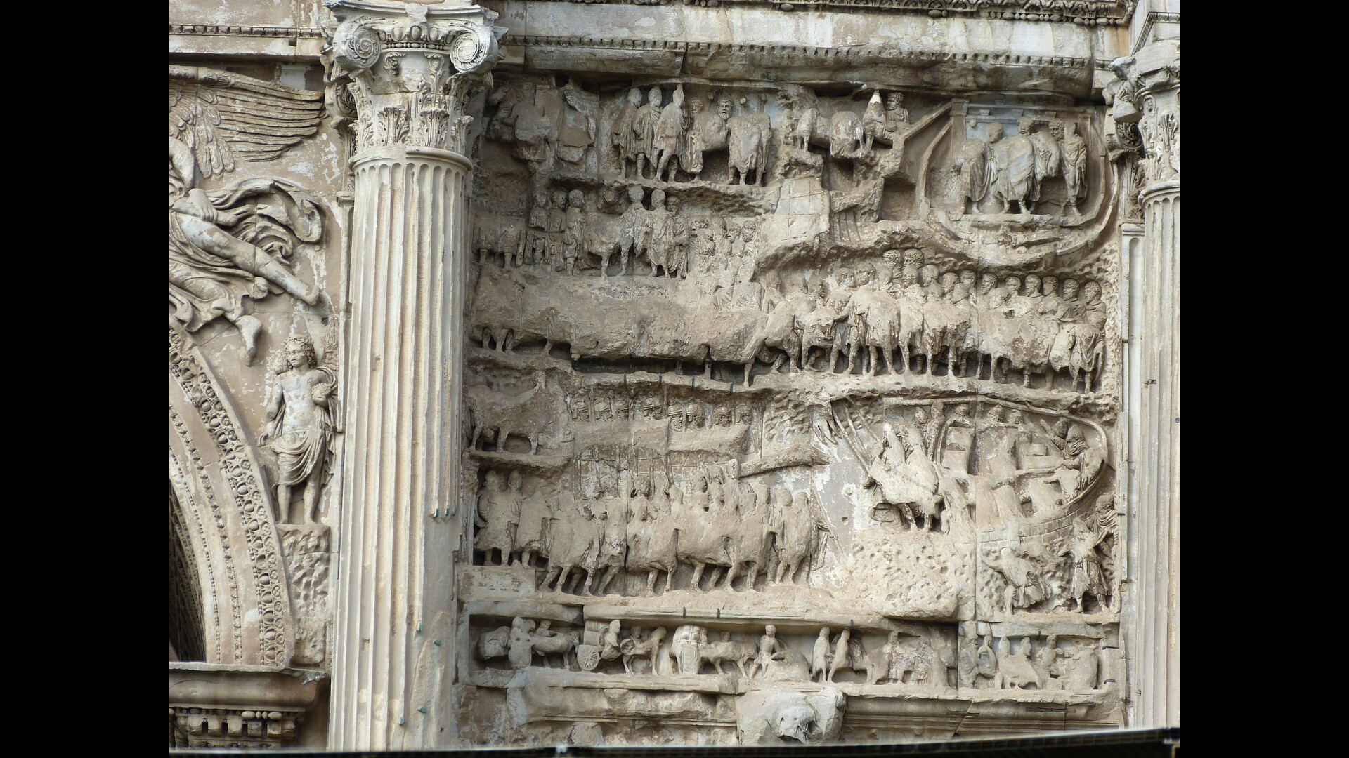 Arc de Septime Sévère : Photo prise à Rome aujourd'hui. Détail d’un bas-relief de l’arc de Septime Sévère