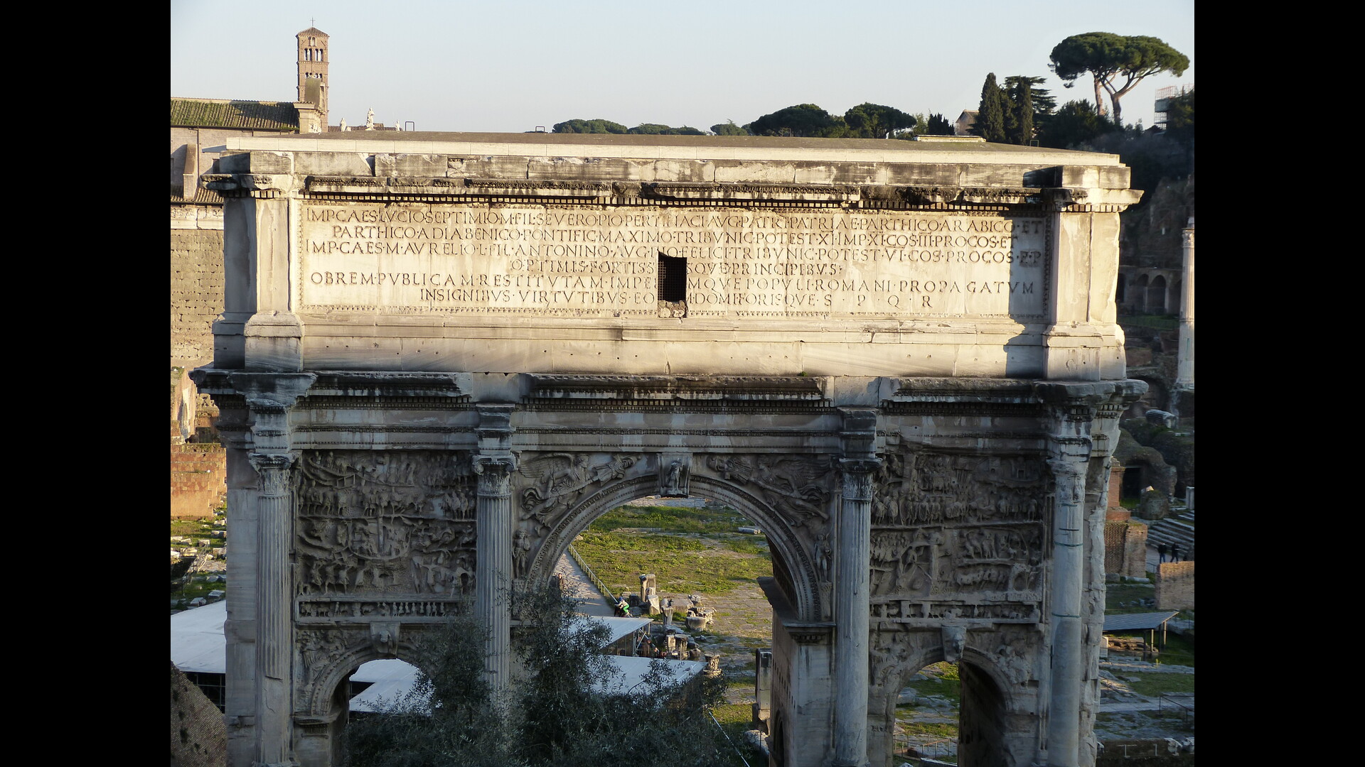 Arc de Septime Sévère : Photo prise à Rome aujourd'hui. L’attique de l’arc de Septime Sévère
