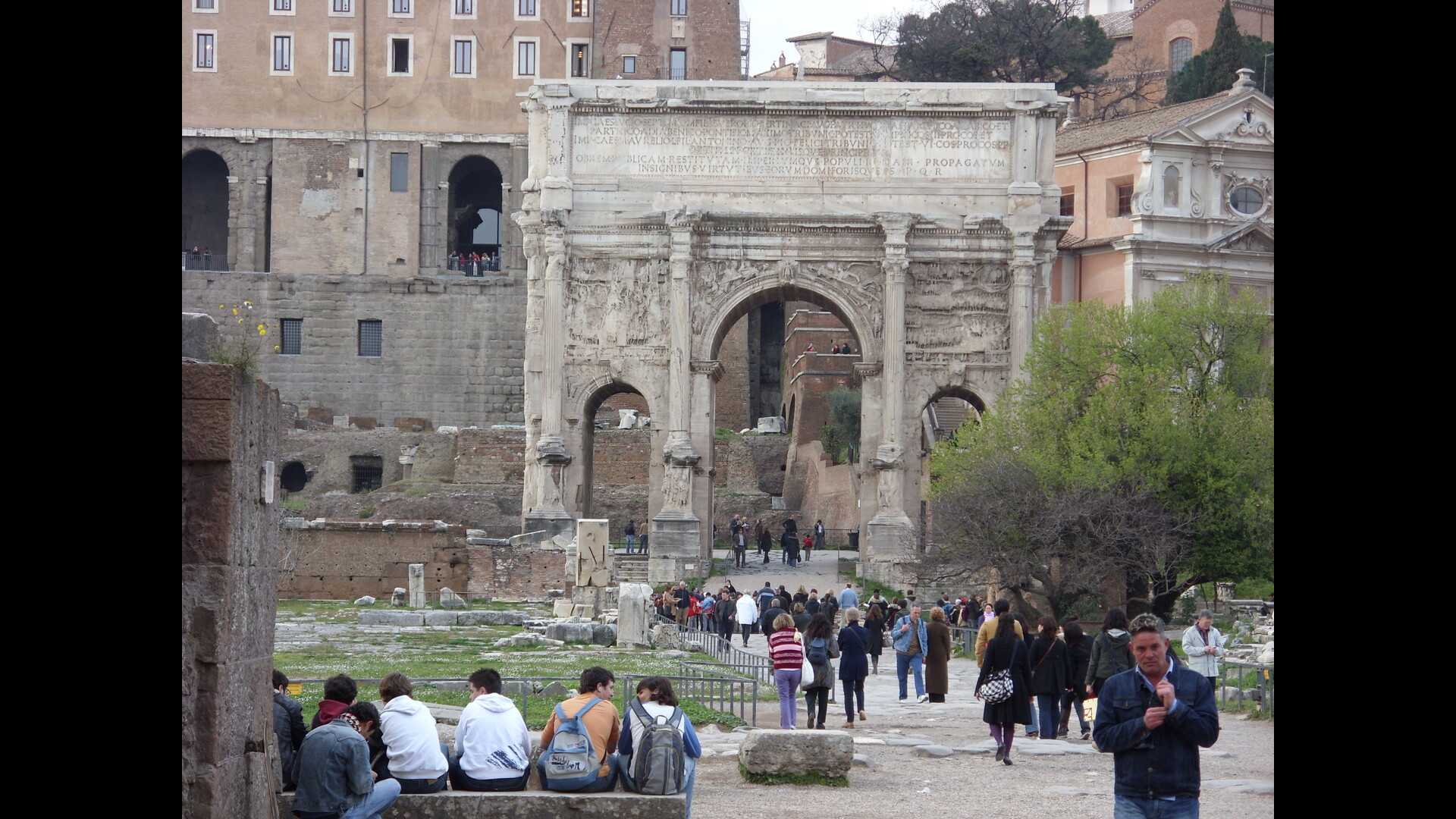 Arc de Septime Sévère : Photo prise à Rome aujourd'hui.