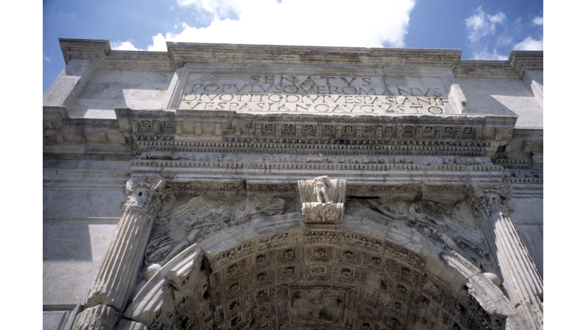 Arc de Titus : Photo prise à Rome aujourd'hui. Dédicace de l’arc de Titus