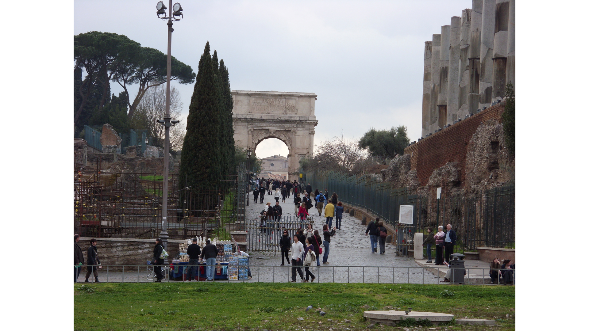 Arc de Titus : Photo prise à Rome aujourd'hui. L’arc de Titus et, à droite, le temple de Vénus et Rome