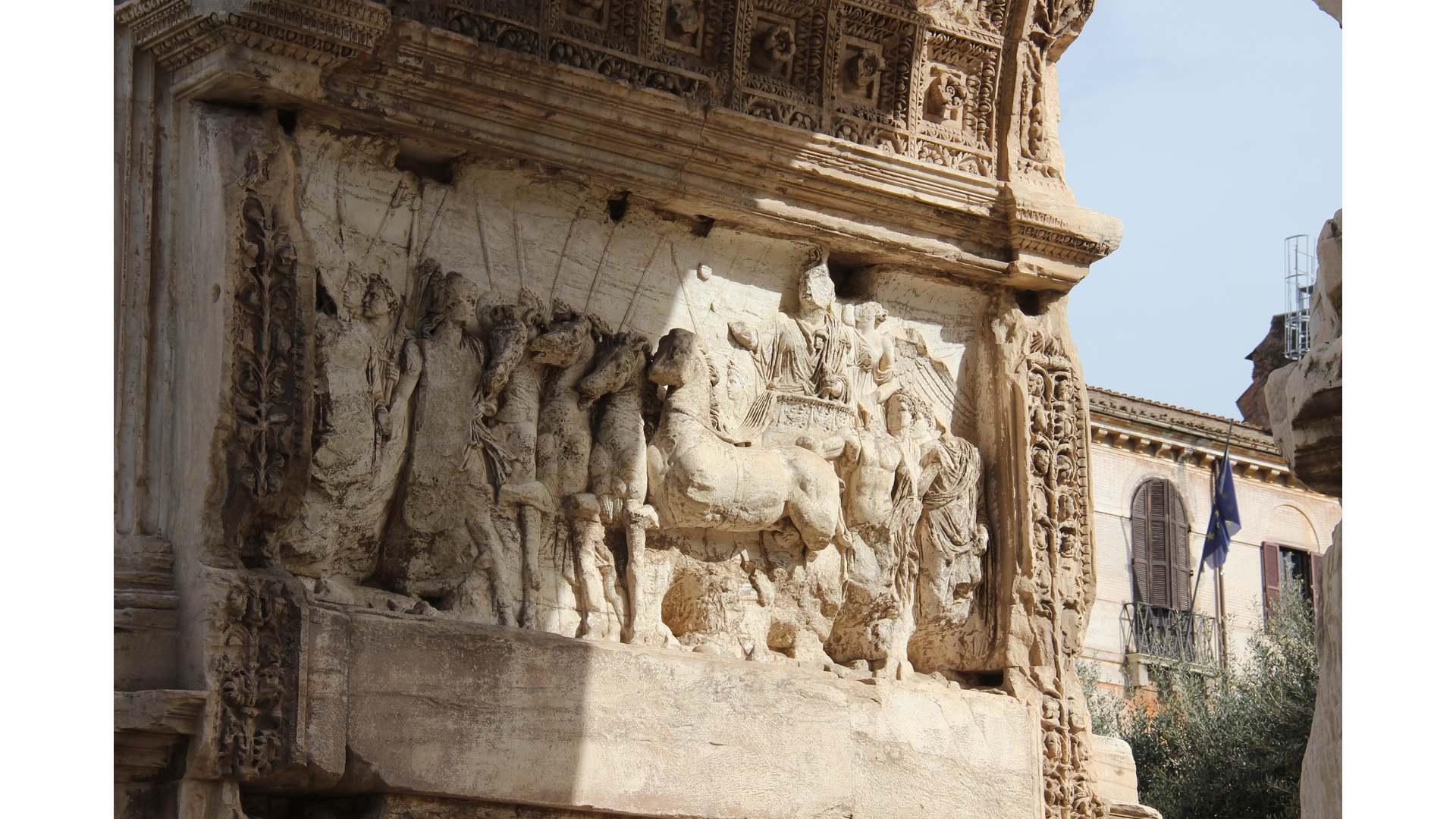 Arc de Titus : Photo prise à Rome aujourd'hui. Un bas-relief du côté intérieur : la cérémonie du triomphe