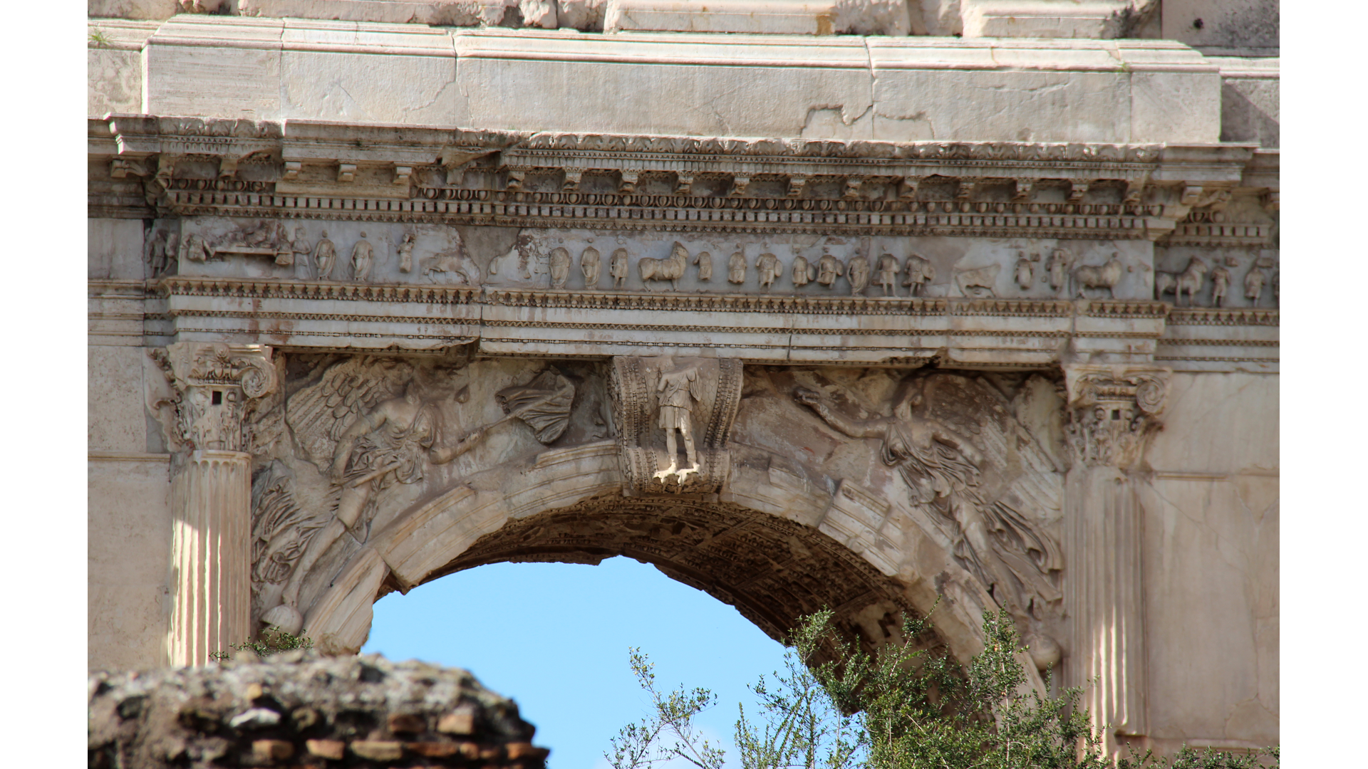 Arc de Titus : Photo prise à Rome aujourd'hui. Détail de l’arc de Titus