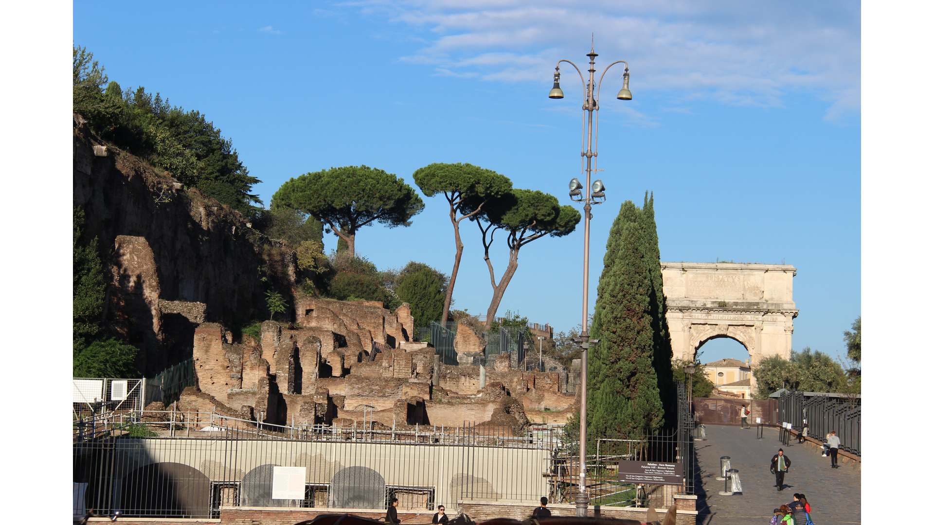 Arc de Titus : Photo prise à Rome aujourd'hui. L’arc de Titus et, à gauche, les curiae ueteres
