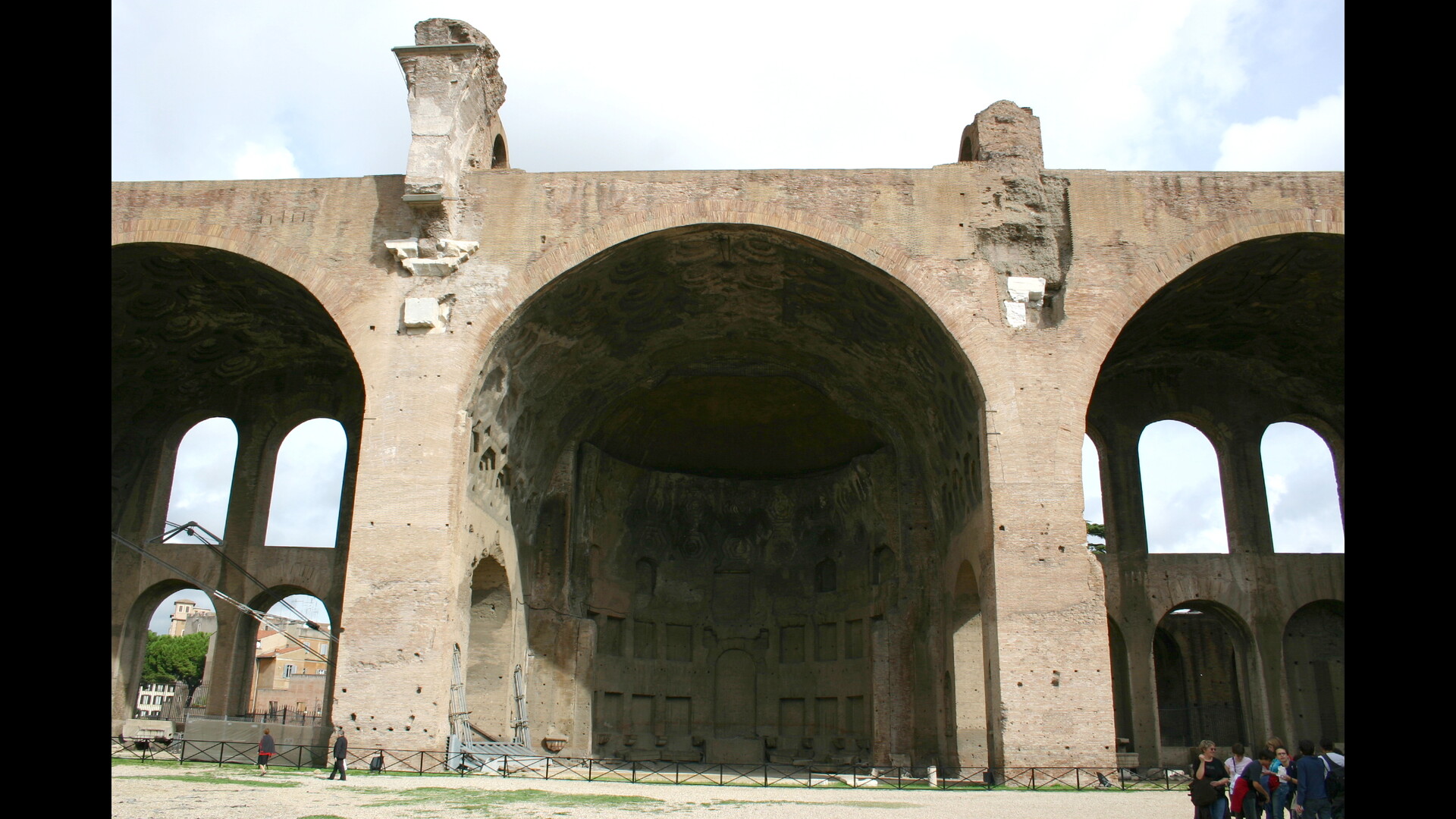 BasiliqueConstantin : Photo prise à Rome aujourd'hui. Nef latérale de la basilique de Constantin