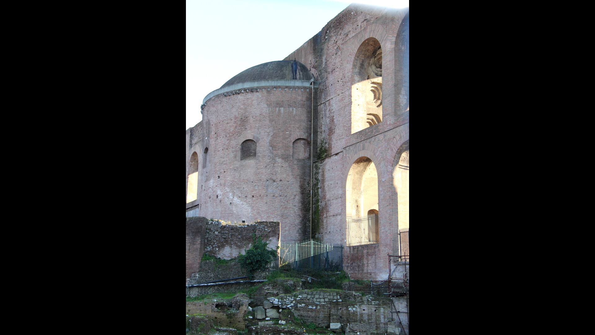 BasiliqueConstantin : Photo prise à Rome aujourd'hui. Extérieur de la niche centrale de la nef latérale