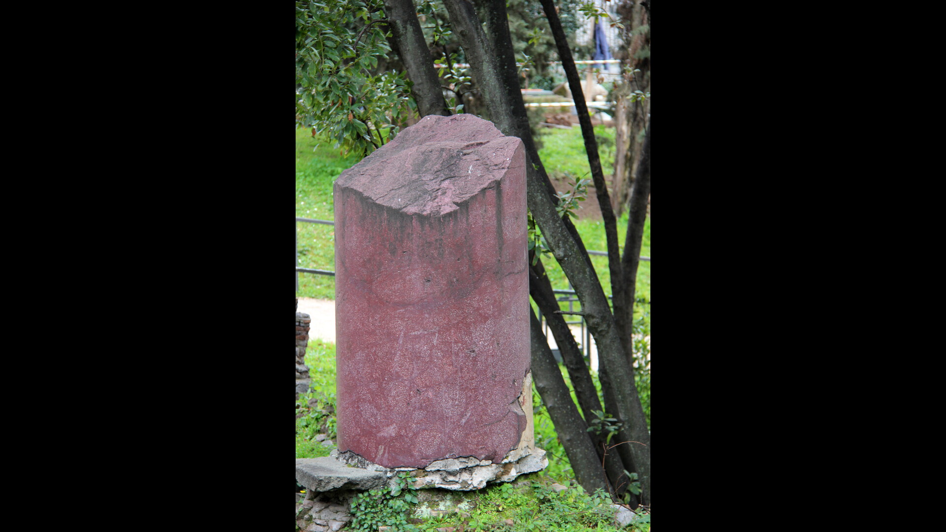BasiliqueConstantin : Photo prise à Rome aujourd'hui. Fragment de colonne en porphyre qui flanquait l’entrée de la basilique