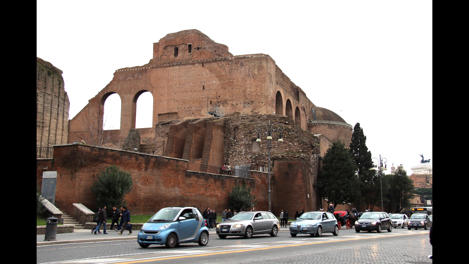 BasiliqueConstantin : Photo prise à Rome aujourd'hui. Vue générale de la basilique de Constantin