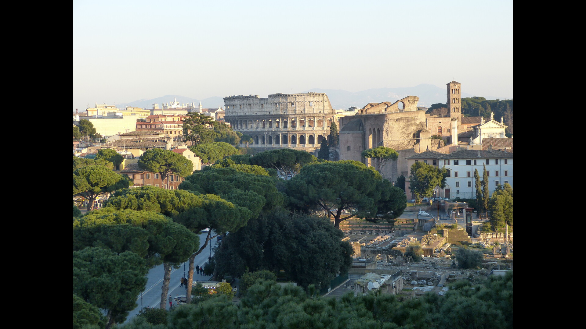 BasiliqueConstantin : Photo prise à Rome aujourd'hui. Vue générale de la basilique de Constantin à droite du Colisée