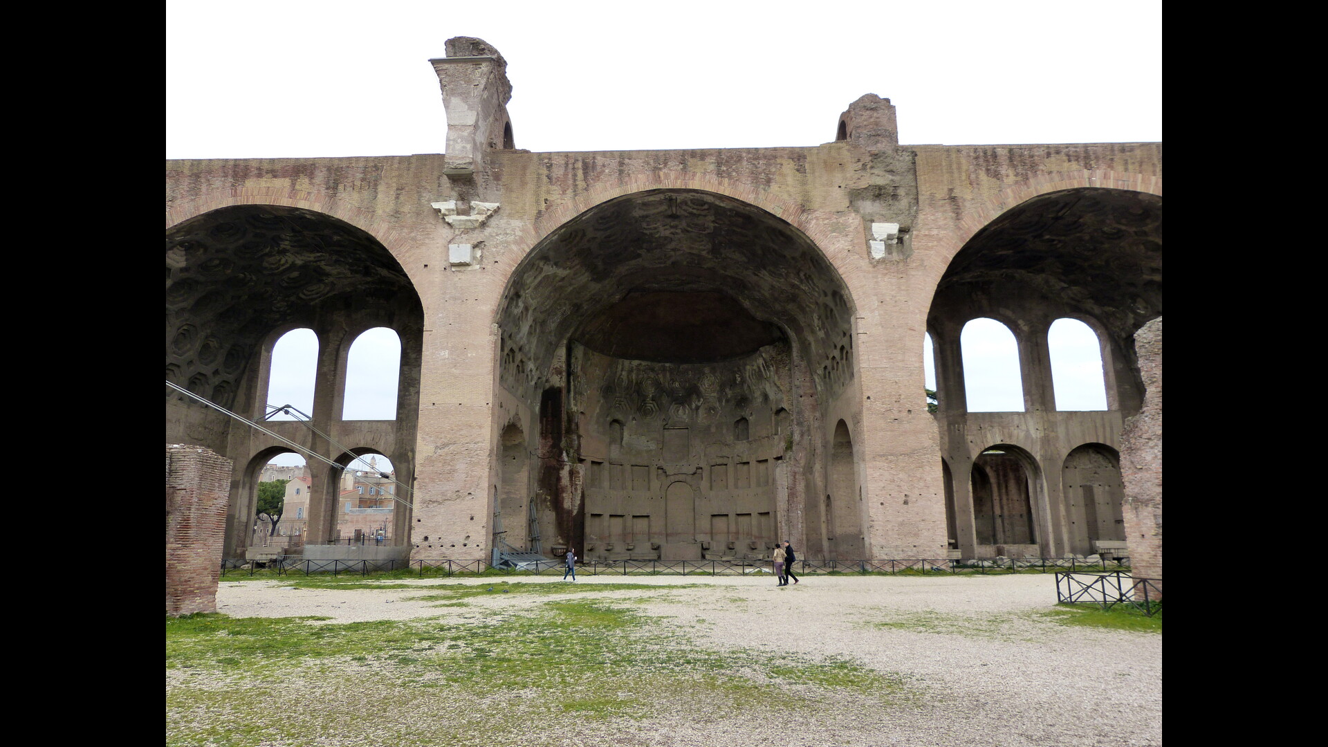 BasiliqueConstantin : Photo prise à Rome aujourd'hui. Nef latérale de la basilique de Constantin