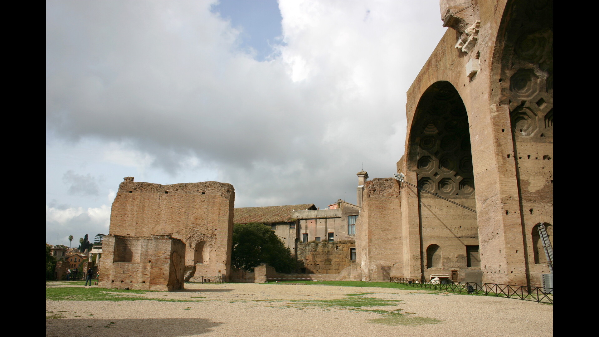 BasiliqueConstantin : Photo prise à Rome aujourd'hui. Nef centrale avec, en arrière plan, l’exèdre qui accueillait la statue de Constantin