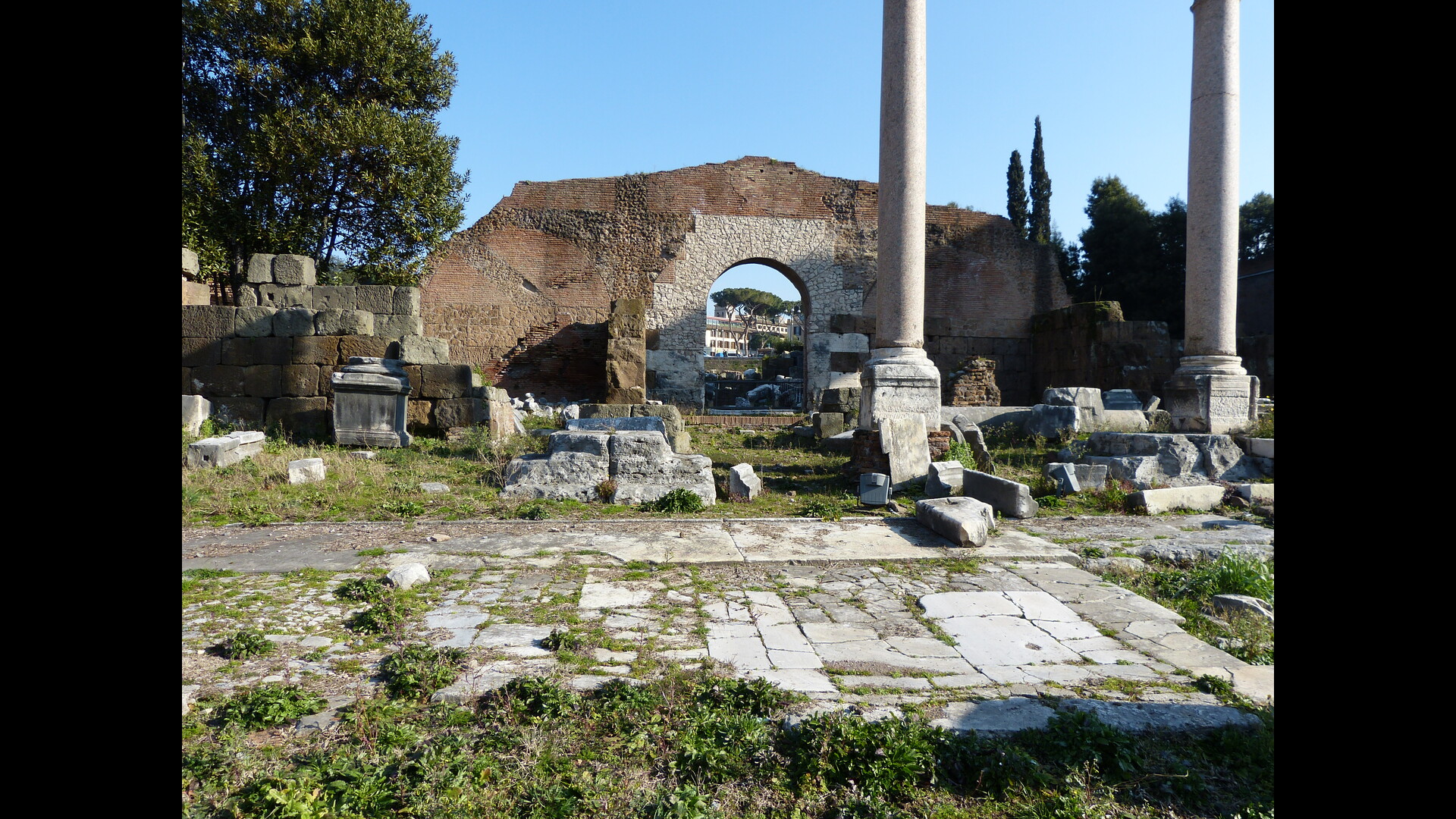 BasiliqueEmilienne : Photo prise à Rome aujourd'hui. Une des portes pour passer de la nef centrale de la basilique émilienne au portique qui borde le forum