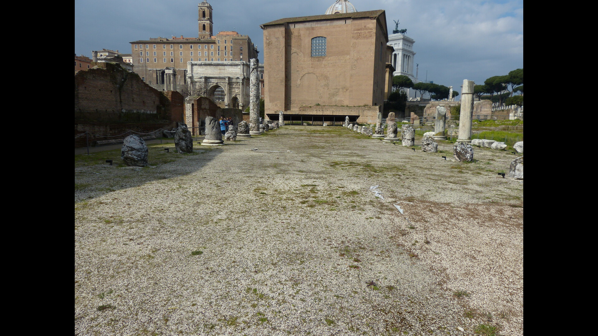 BasiliqueEmilienne : Photo prise à Rome aujourd'hui. Nef centrale de la basilique émilienne avec la curie julienne en arrière-plan