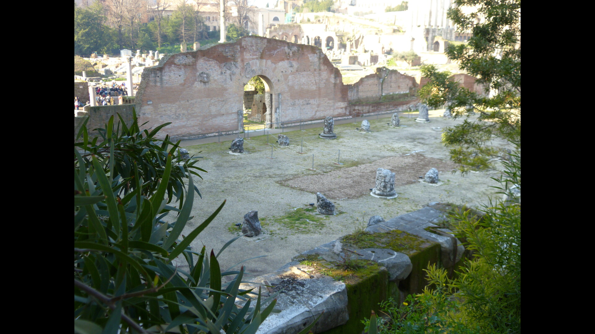 BasiliqueEmilienne : Photo prise à Rome aujourd'hui. Vue générale sur la nef centrale de la basilique émilienne