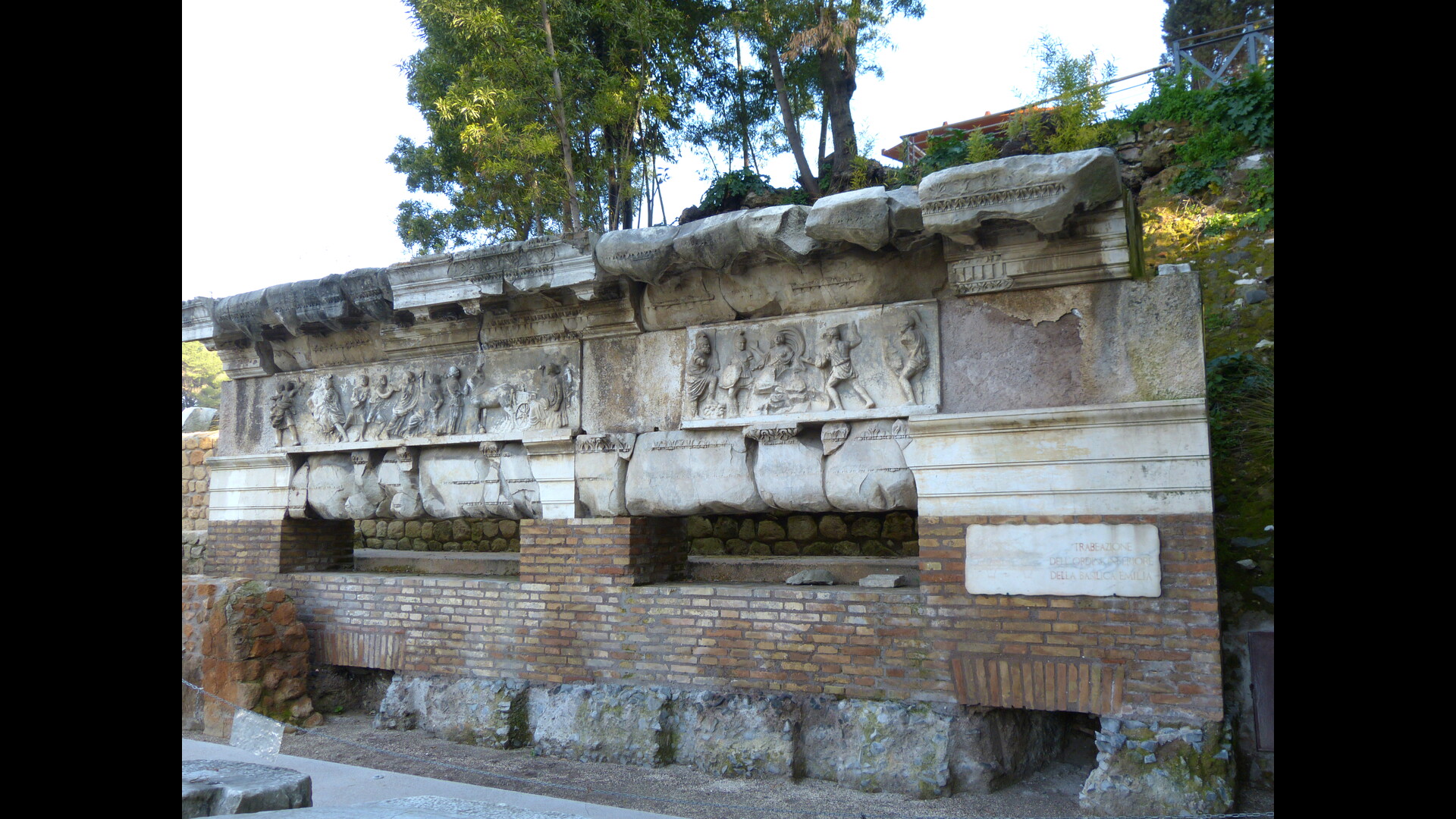 BasiliqueEmilienne : Photo prise à Rome aujourd'hui. Détail de l’entablement de la basilique émilienne