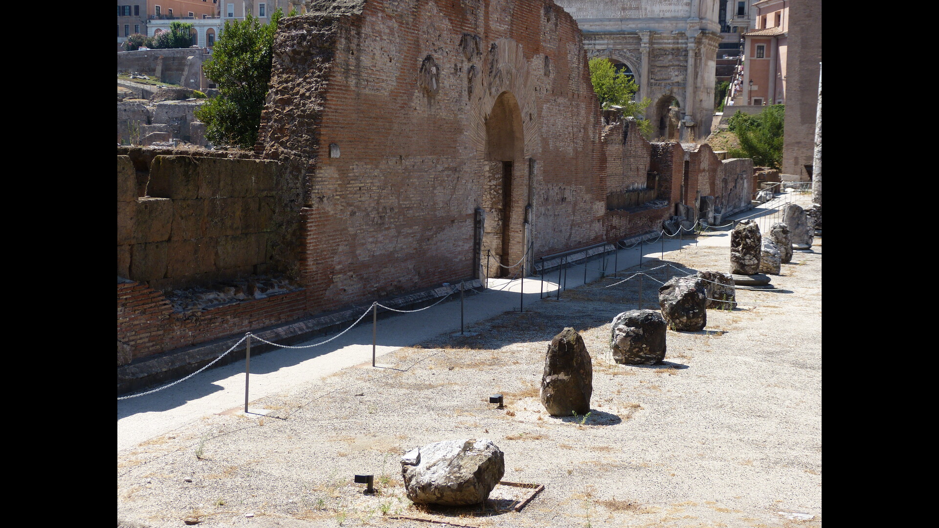 BasiliqueEmilienne : Photo prise à Rome aujourd'hui. Nef centrale avec l’arc de Septime Sévère en arrière-plan