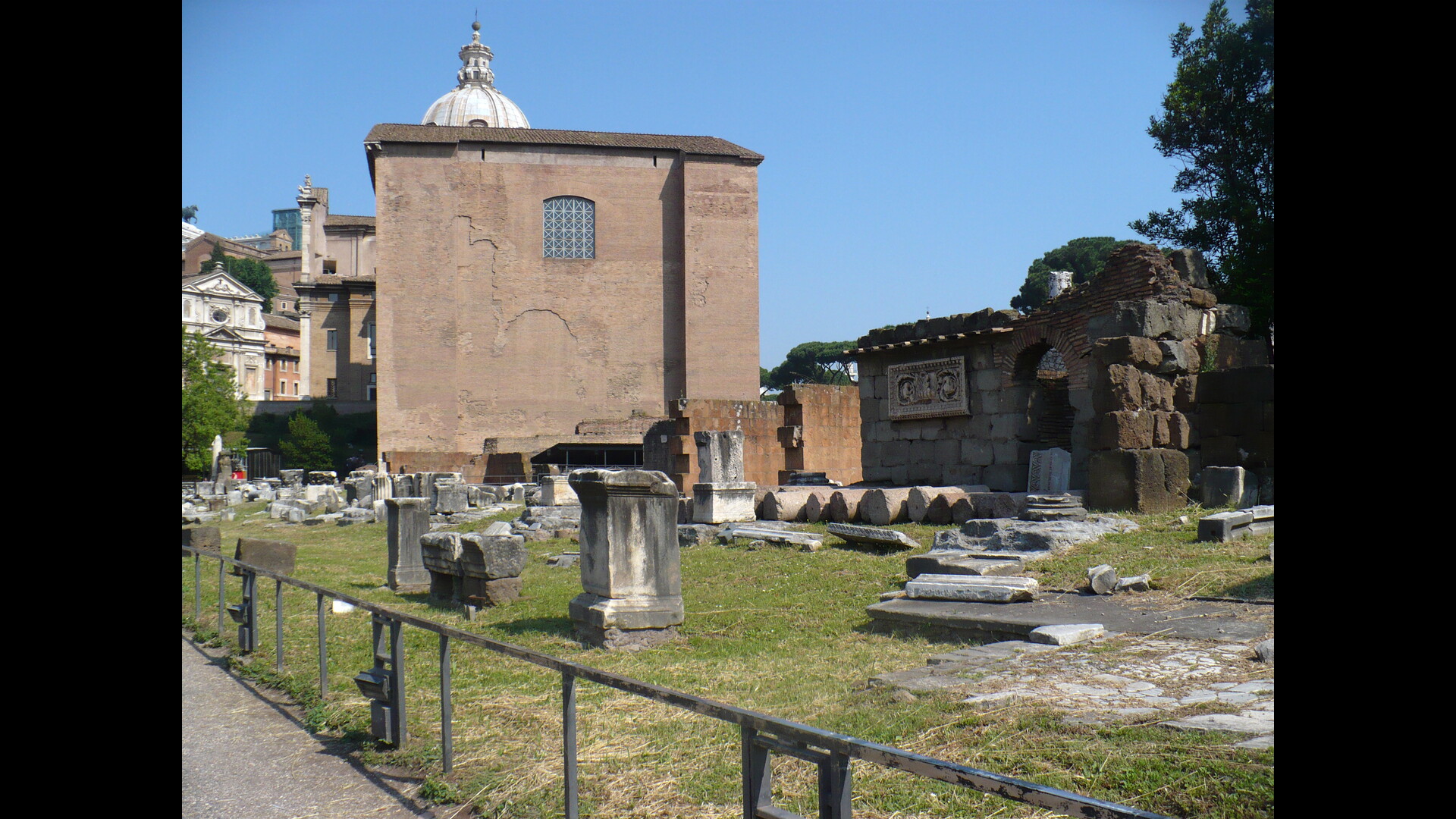 BasiliqueEmilienne : Photo prise à Rome aujourd'hui. Vue générale de la basilique émilienne avec la curie julienne en arrière-plan