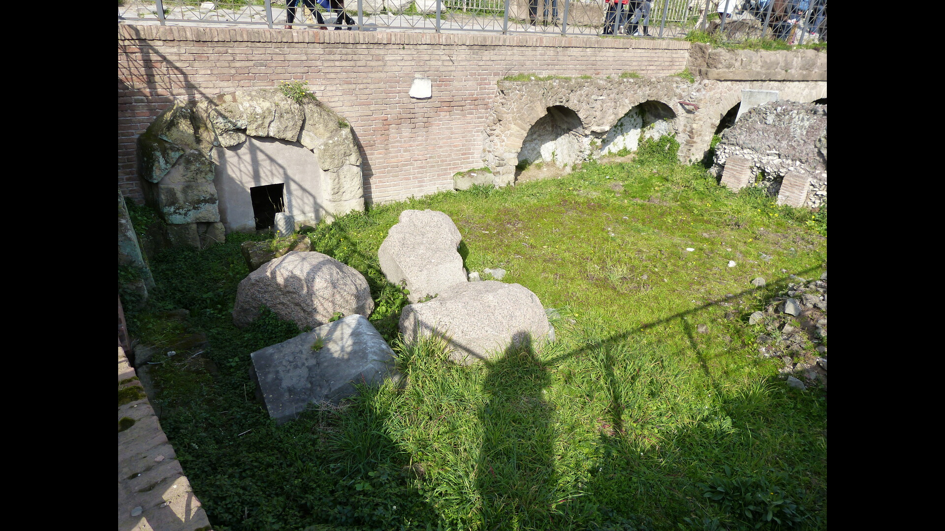 Arc de Tibère sur le forum romain : Photo prise à Rome aujourd'hui. Emplacement de l’arc de Tibère sur le forum romain