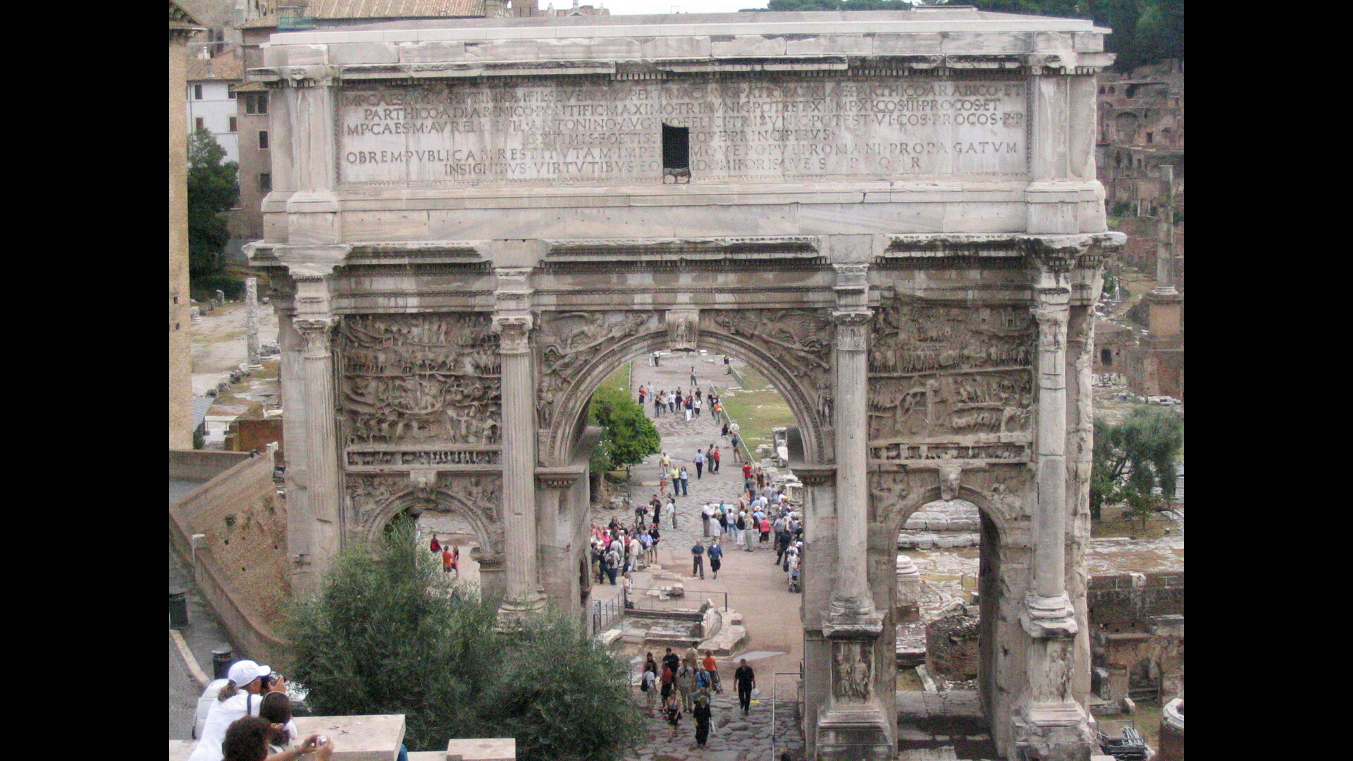 Arc de Septime Sévère : Photo prise à Rome aujourd'hui.