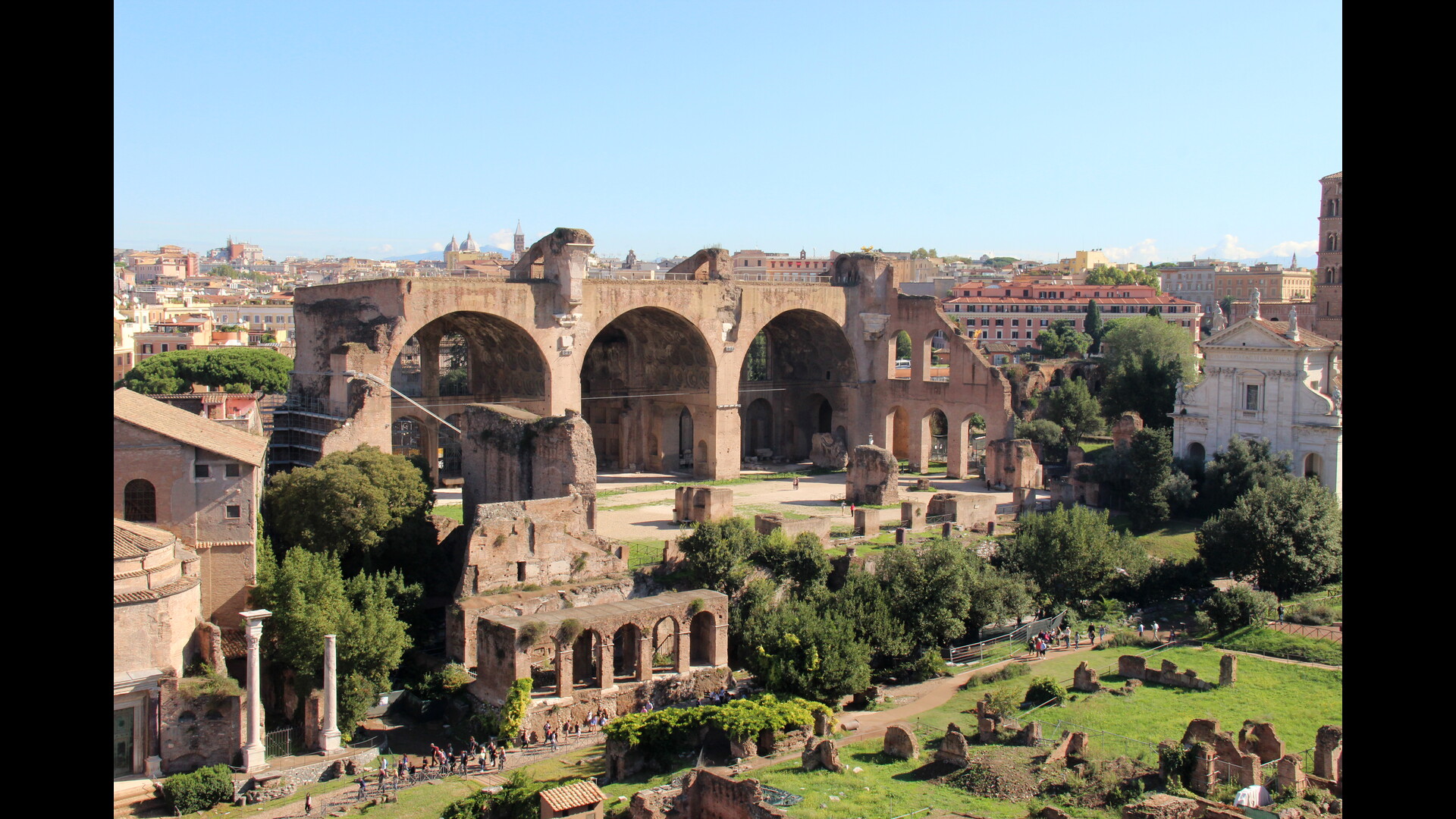 BasiliqueConstantin : Photo prise à Rome aujourd'hui. Vue générale de la basilique de Constantin (cliché pris depuis le Palatin)