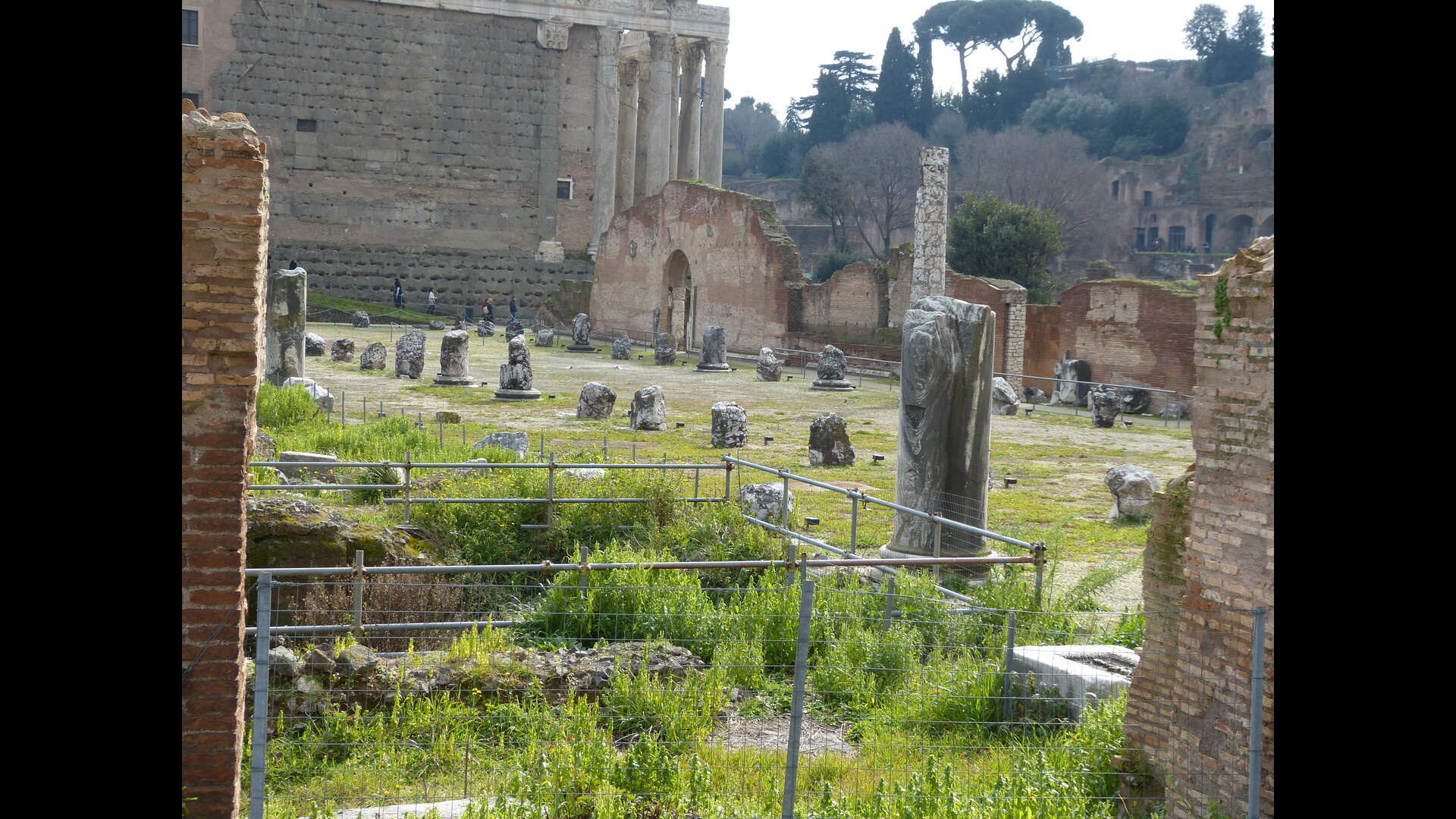 BasiliqueEmilienne : Photo prise à Rome aujourd'hui. Vue générale de la basilique émilienne avec le temple d’Antonin et Faustine en arrière-plan