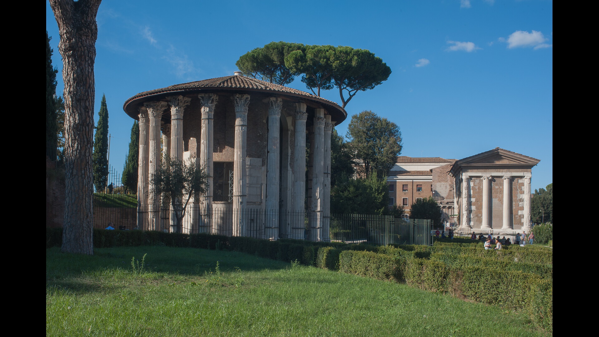 Forum Boarium : Photo prise à Rome aujourd'hui. Temple d’Hercule Olivarius à gauche et de Portunus à droite sur le forum boarium