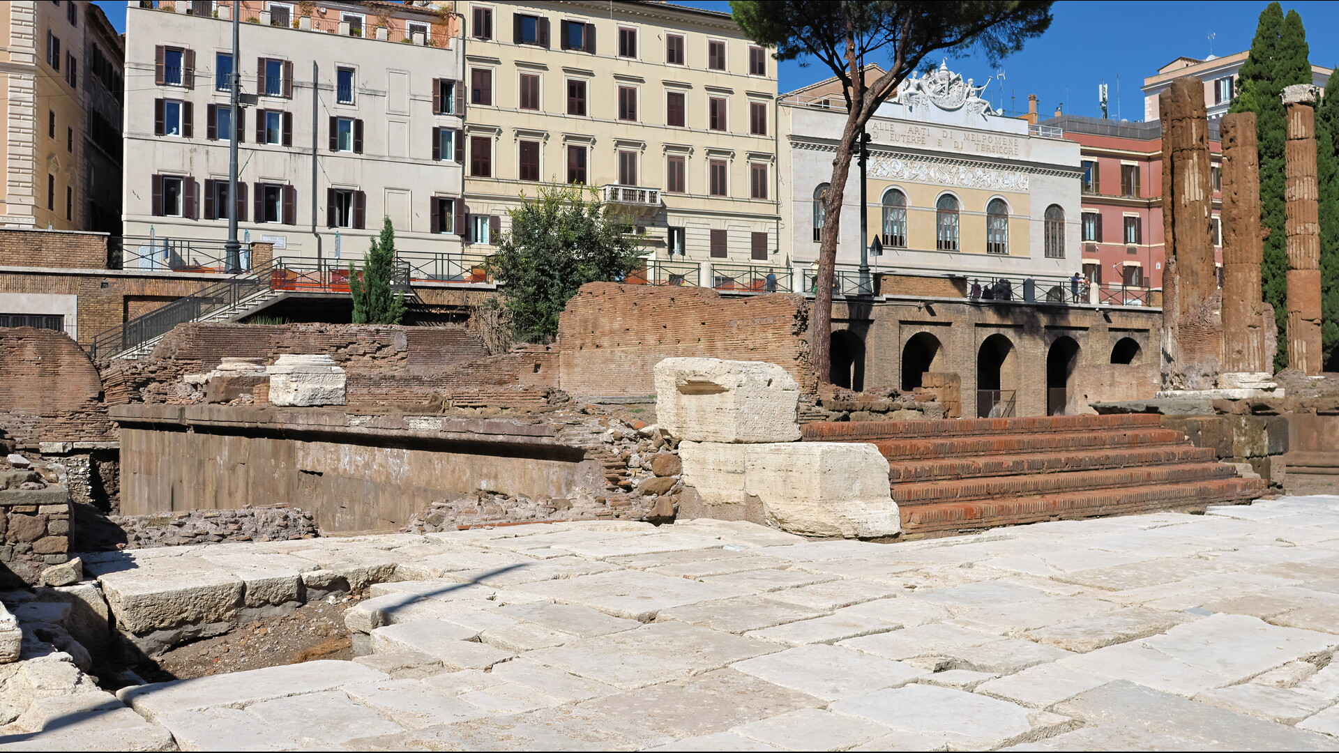 Temple C (Largo Argentina) : Photo prise à Rome aujourd'hui. Temple C sur l’aire sacrée du Largo Argentina