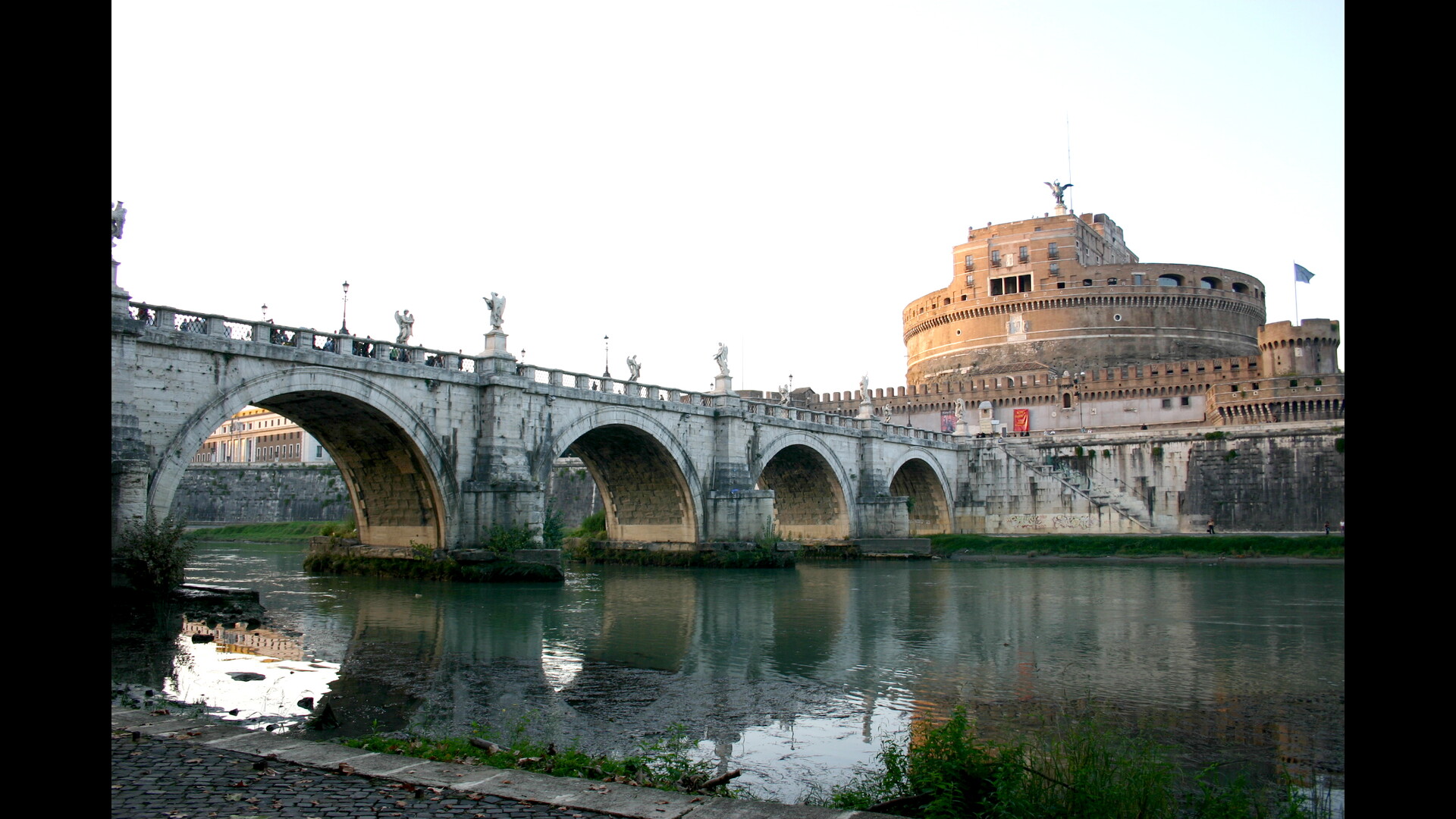 Pont Aelius : Photo prise à Rome aujourd'hui. Le pont Aelius devant le Mausolée d’Hadrien