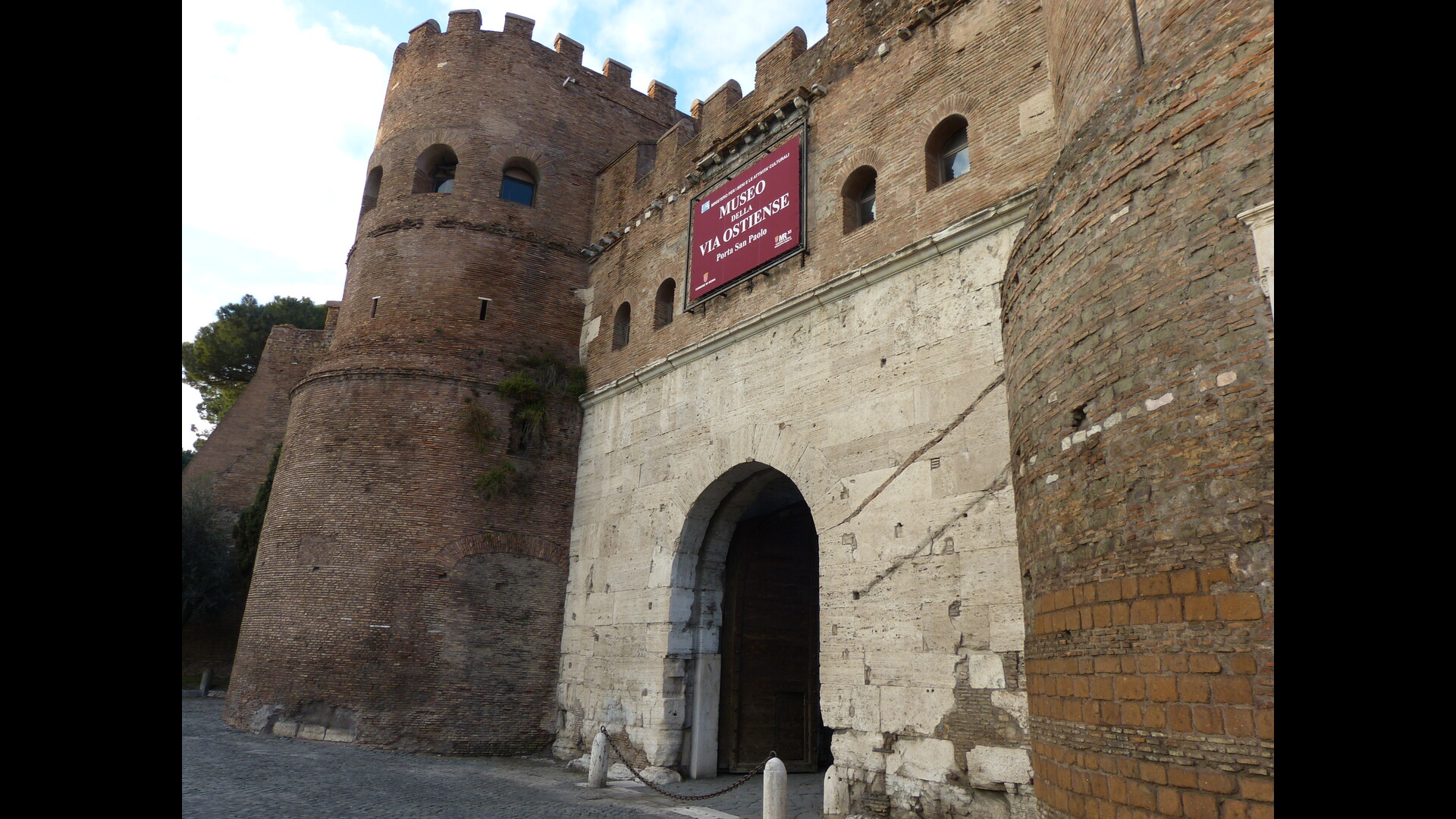 Porte Ostiensis : Photo prise à Rome aujourd'hui.