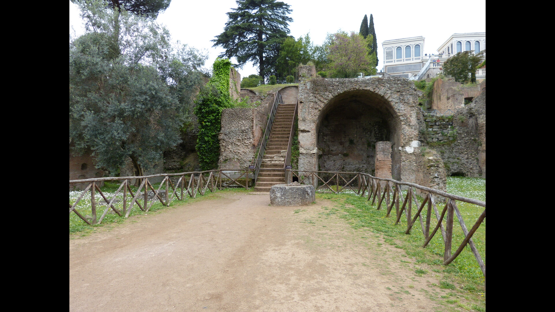 Horrea Vespasiani : Photo prise à Rome aujourd'hui.