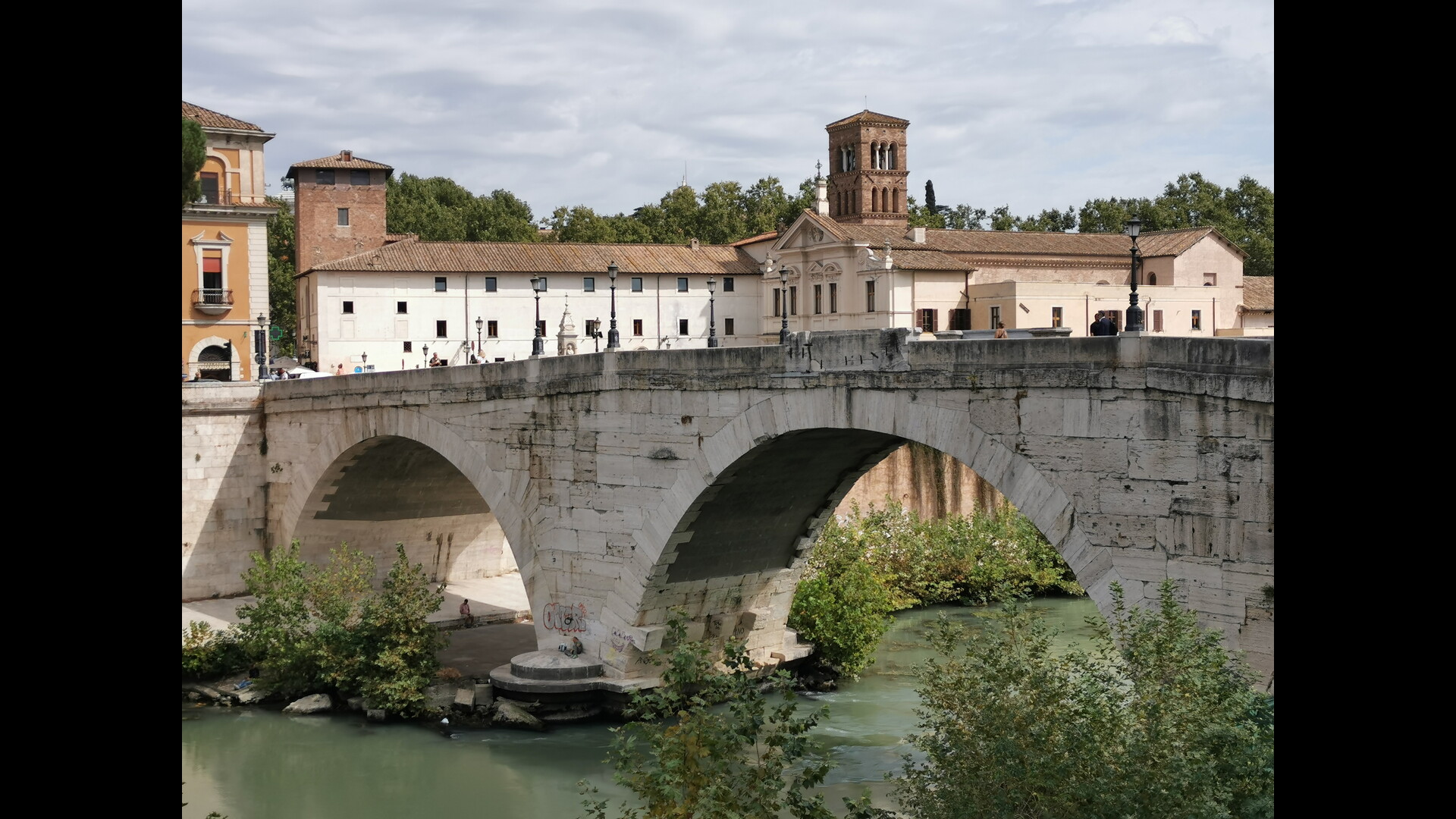 Pont Cestius : Photo prise à Rome aujourd'hui.