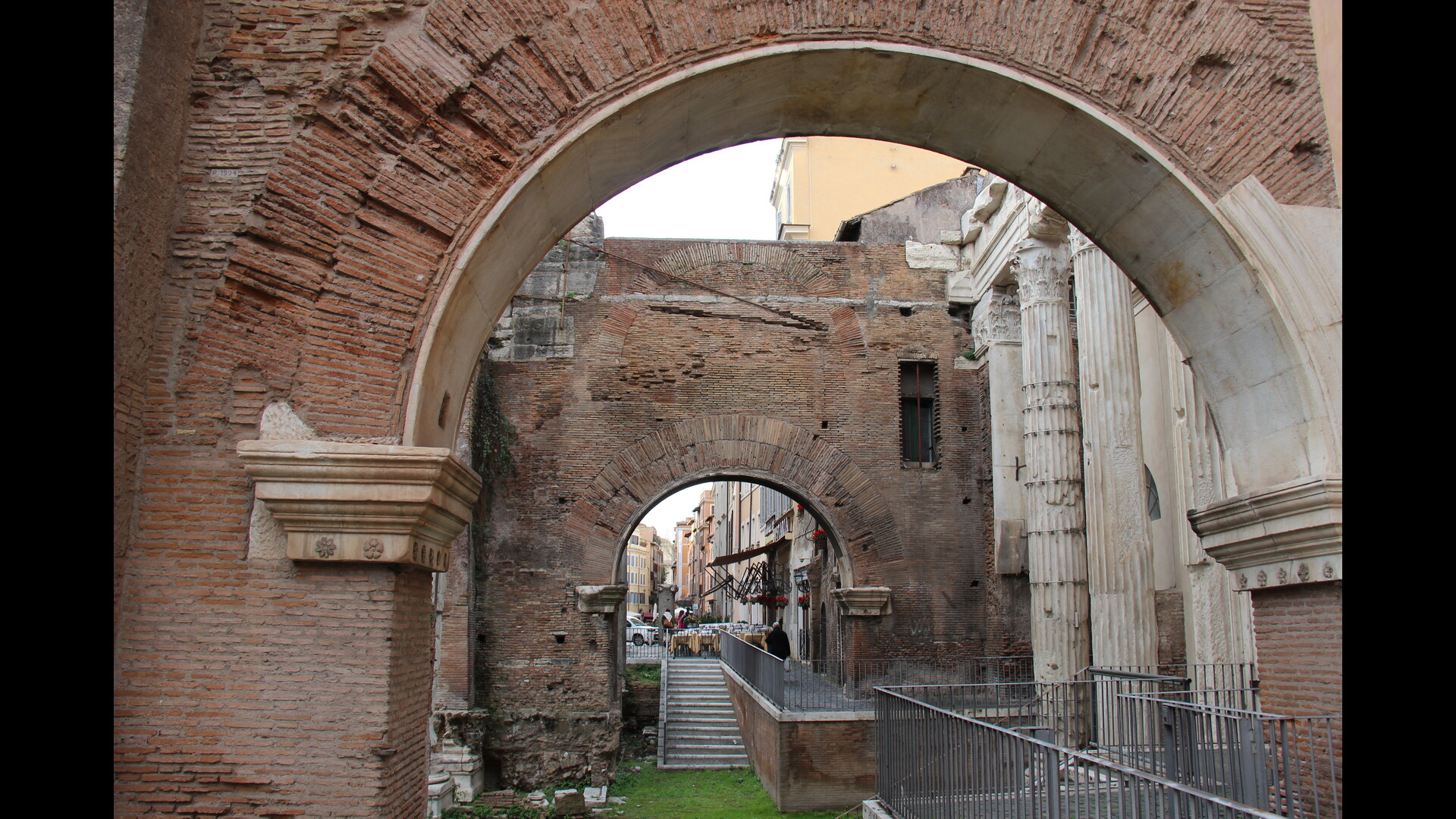 Portique d'Octavie : Photo prise à Rome aujourd'hui. Portique d’Octavie