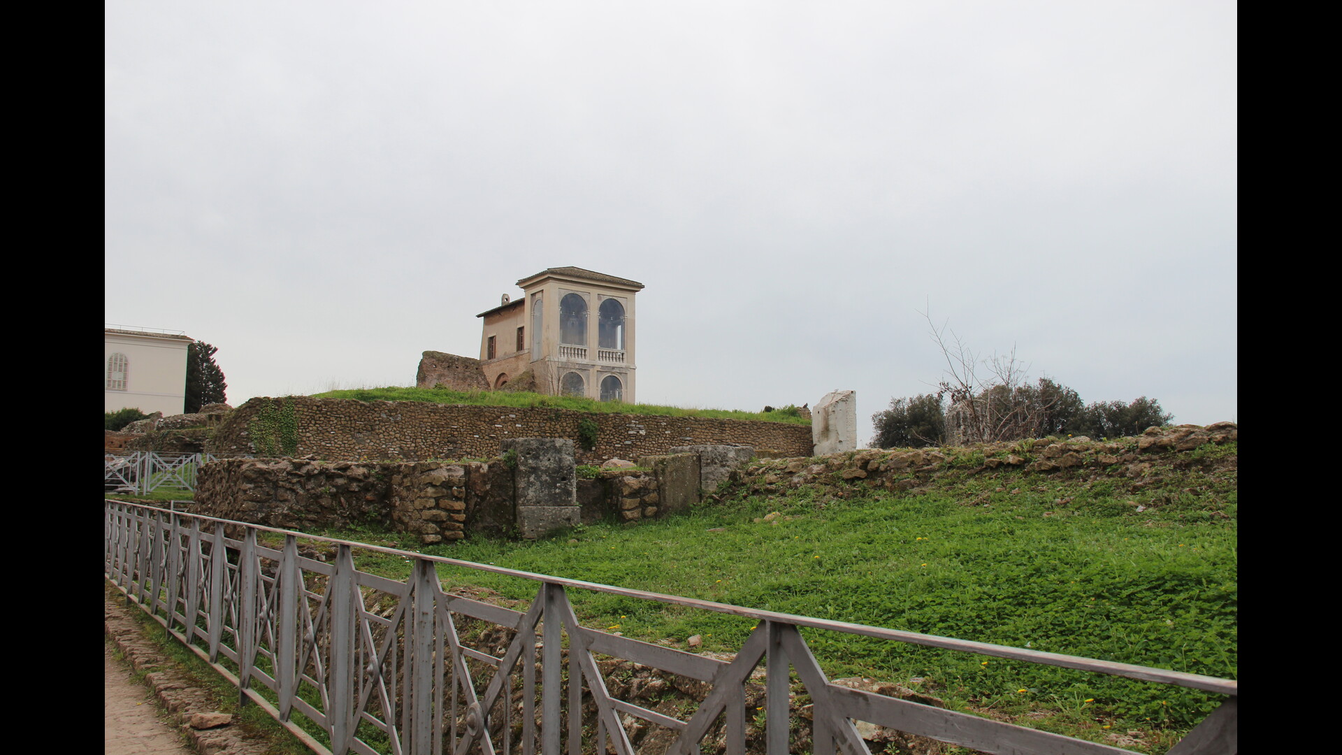 Portique des Danaïdes : Photo prise à Rome aujourd'hui. Emplacement du portique des Danaïdes