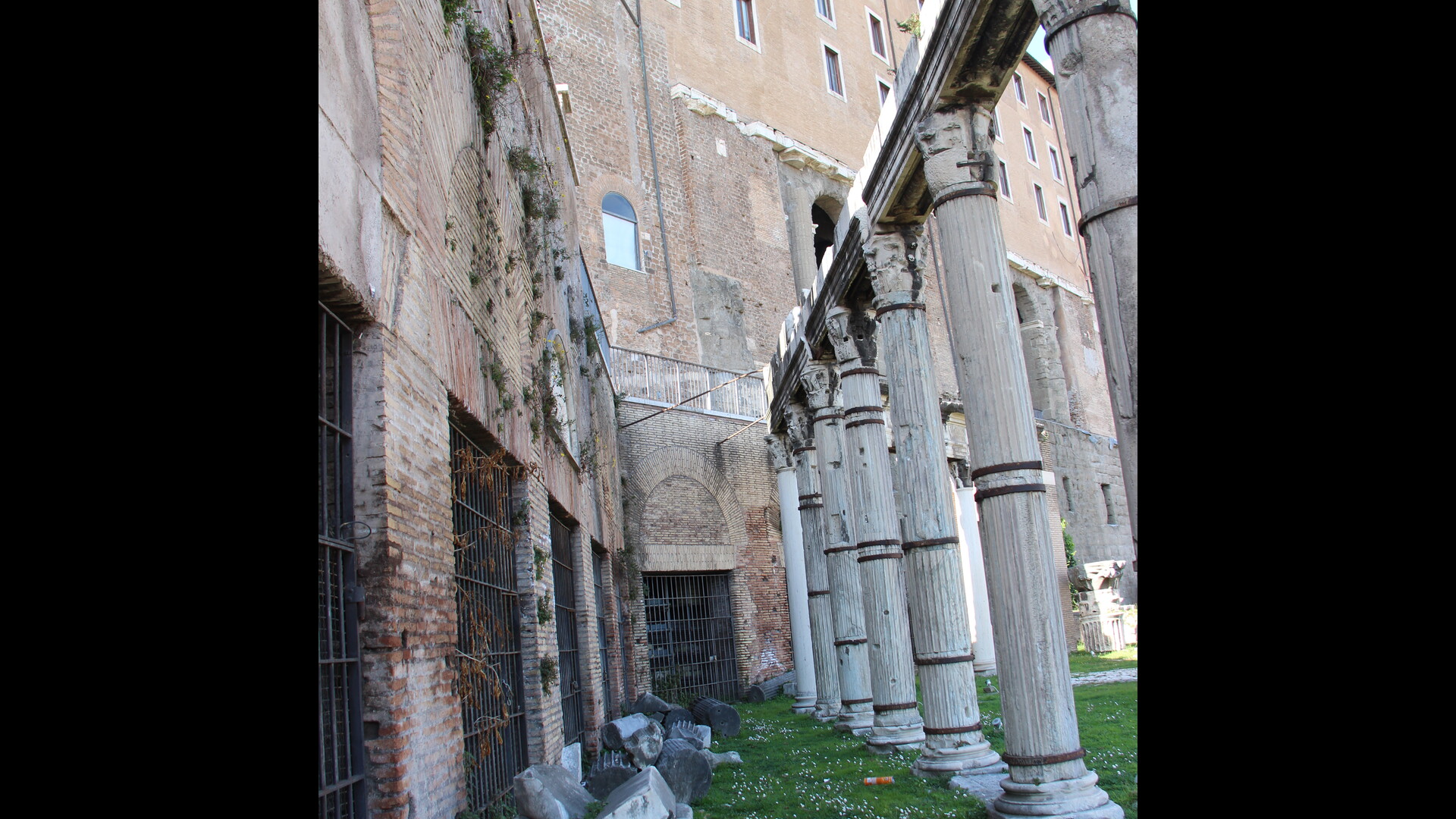 Portique des Dei Consentes : Photo prise à Rome aujourd'hui. Portique des Dei Consentes
