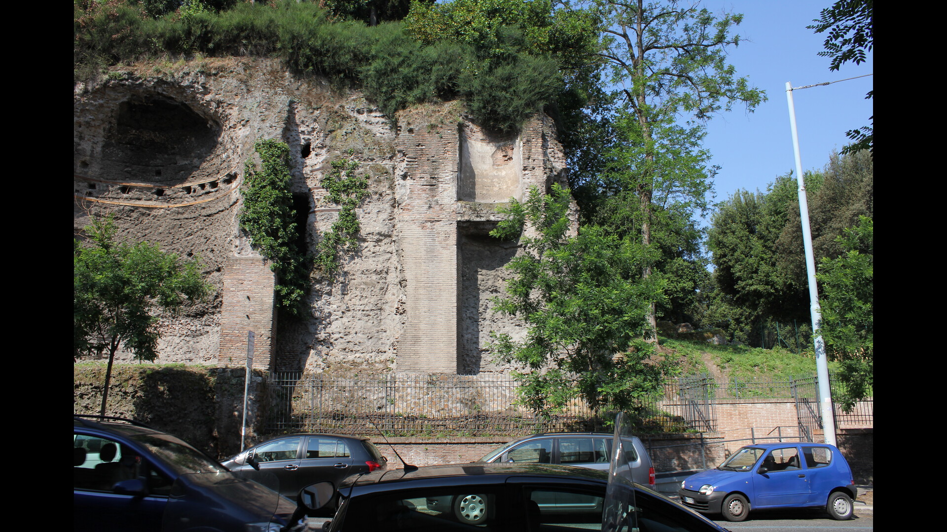 Nymphée de Néron : Photo prise à Rome aujourd'hui.