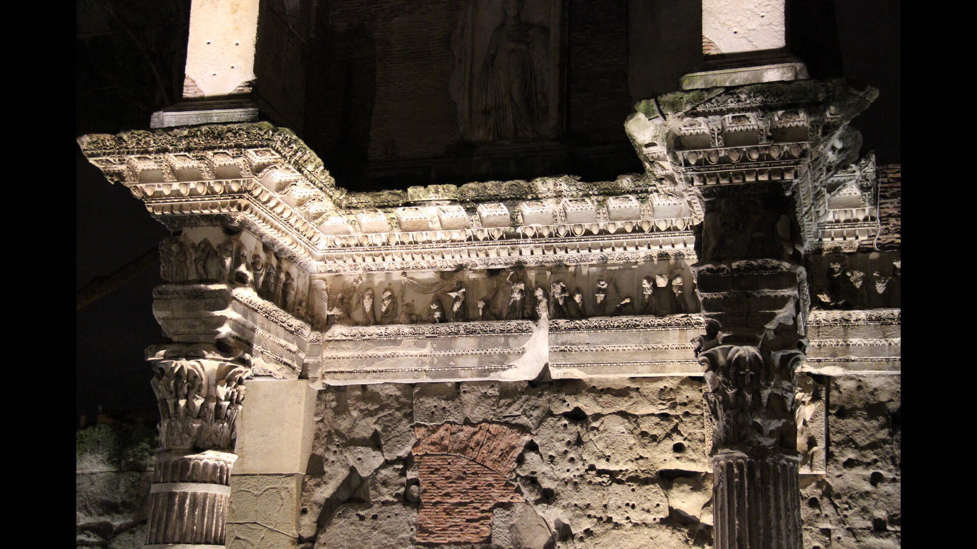 ForumNerva : Photo prise à Rome aujourd'hui. Entablement du faux portique du forum de Nerva