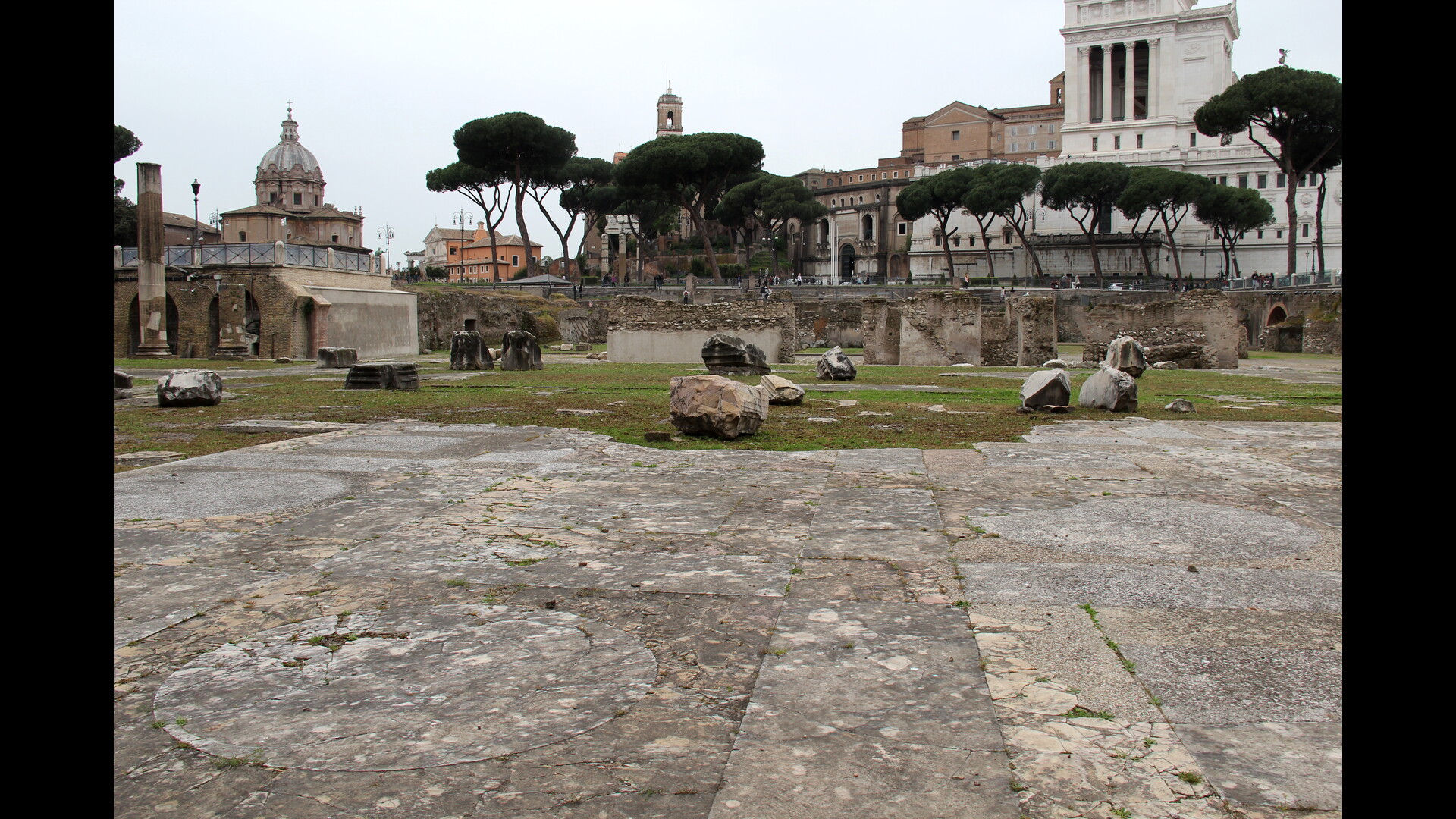 Forum de Trajan : Photo prise à Rome aujourd'hui. Pavement polychrome de la Basilique ulpienne