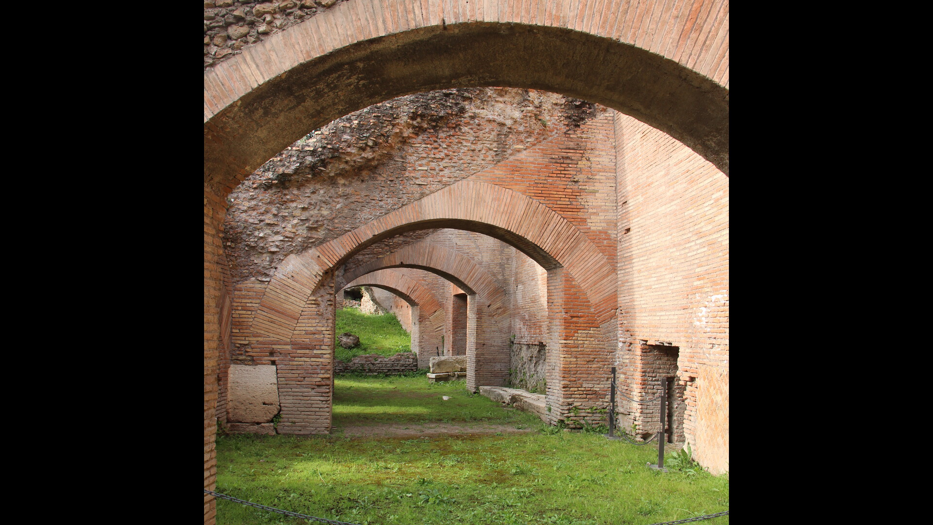Le Grand Cirque : Photo prise à Rome aujourd'hui. Substructions des gradins