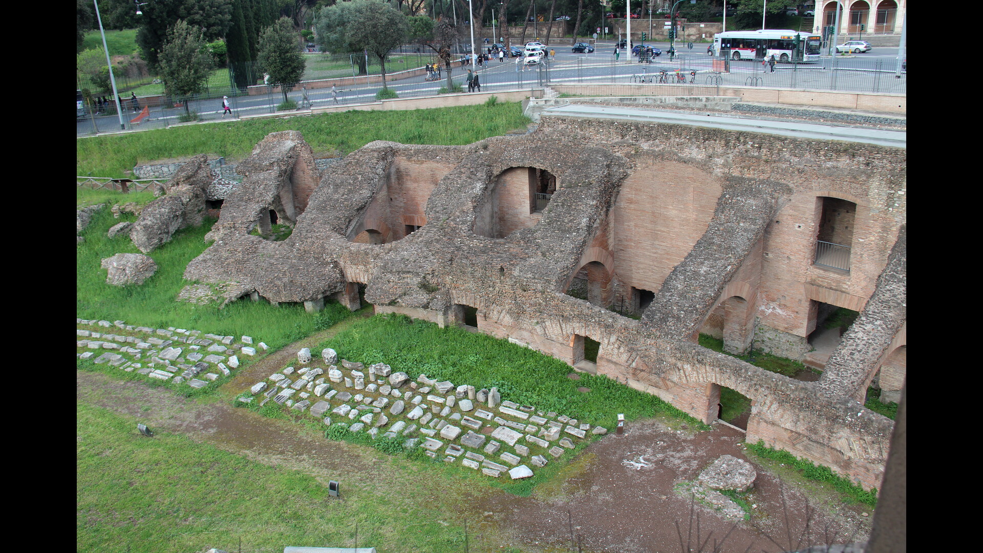 Le Grand Cirque : Photo prise à Rome aujourd'hui. Restes des gradins