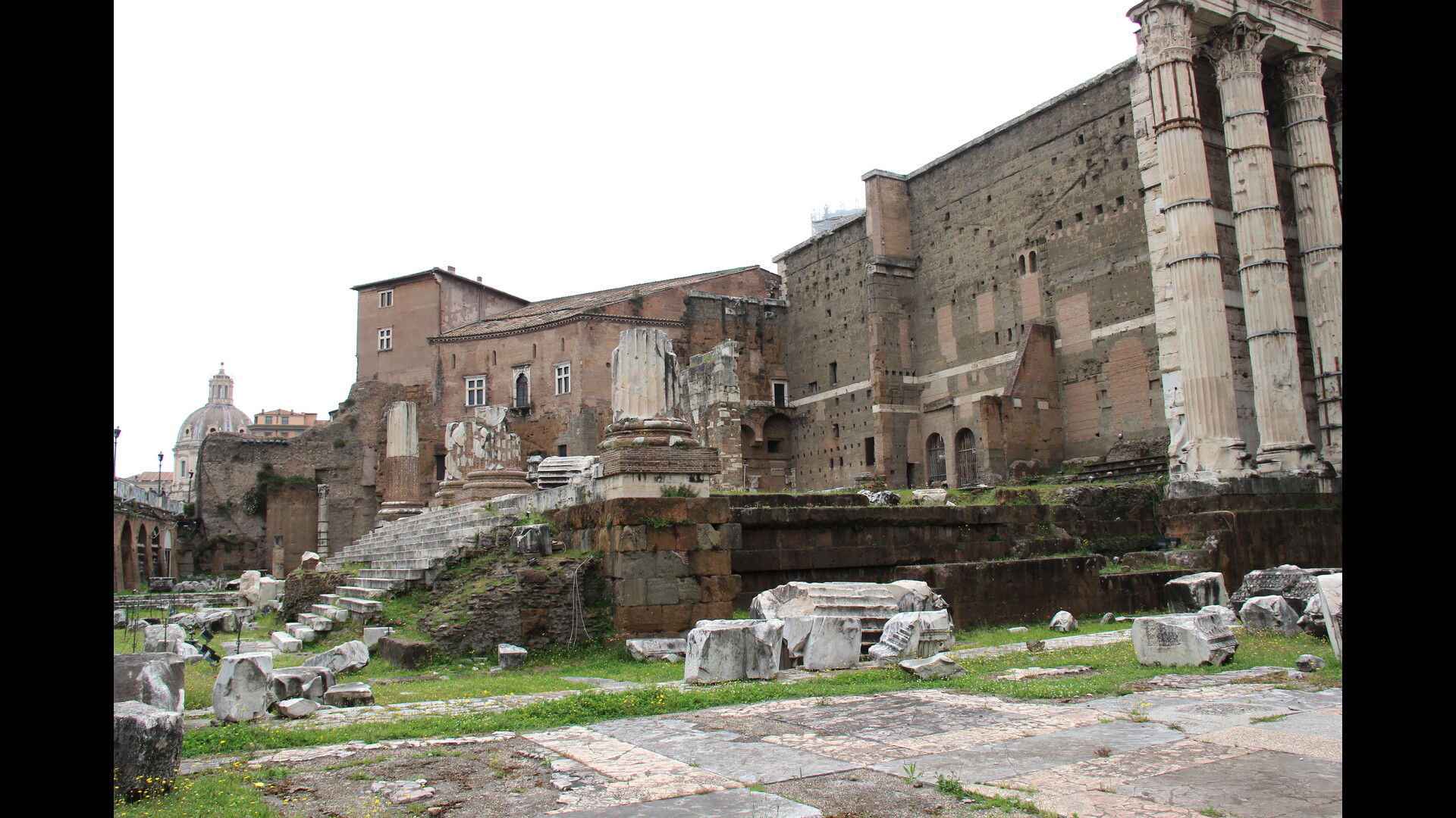TempleMarsUltor : Photo prise à Rome aujourd'hui. Temple de Mars Vltor sur le forum d’Auguste