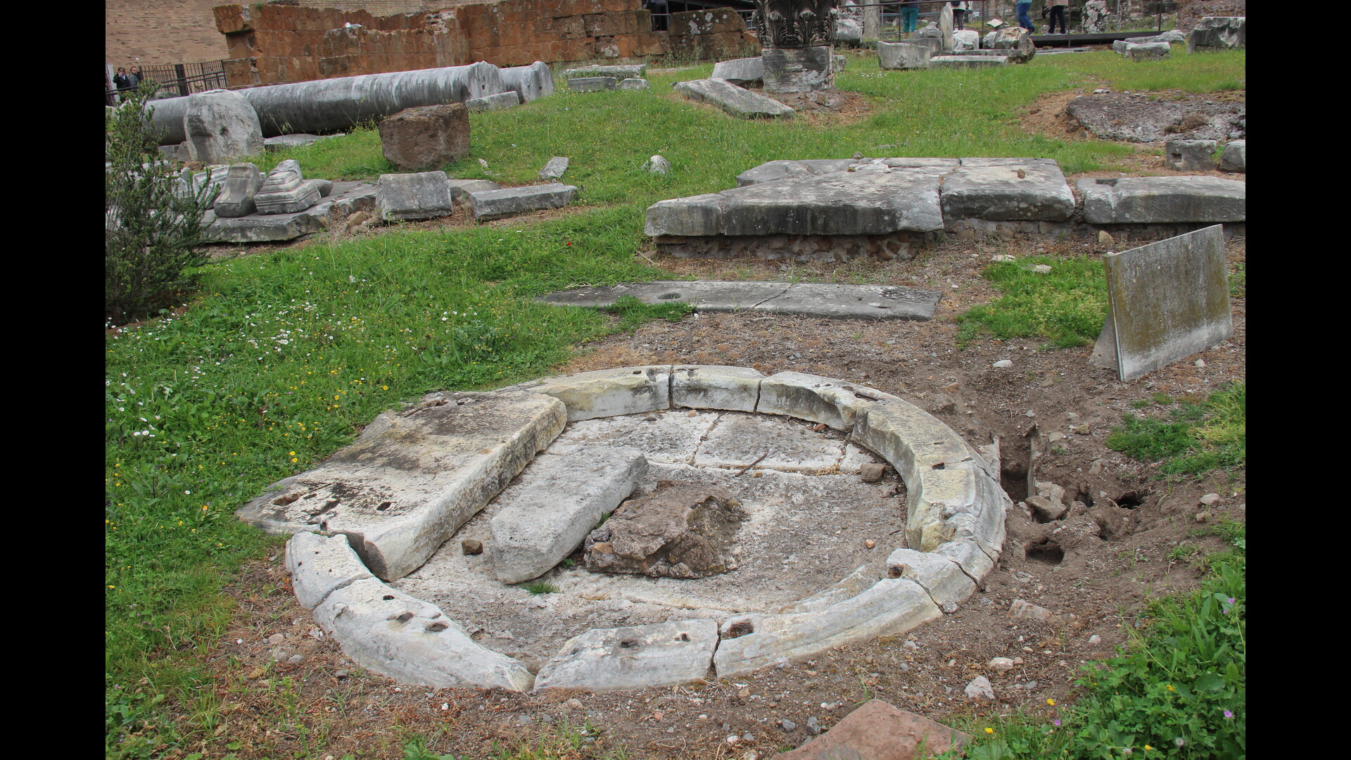 Sacellum de Vénus Cloacine (forum romain) : Photo prise à Rome aujourd'hui. Temple Vénus Cloacine