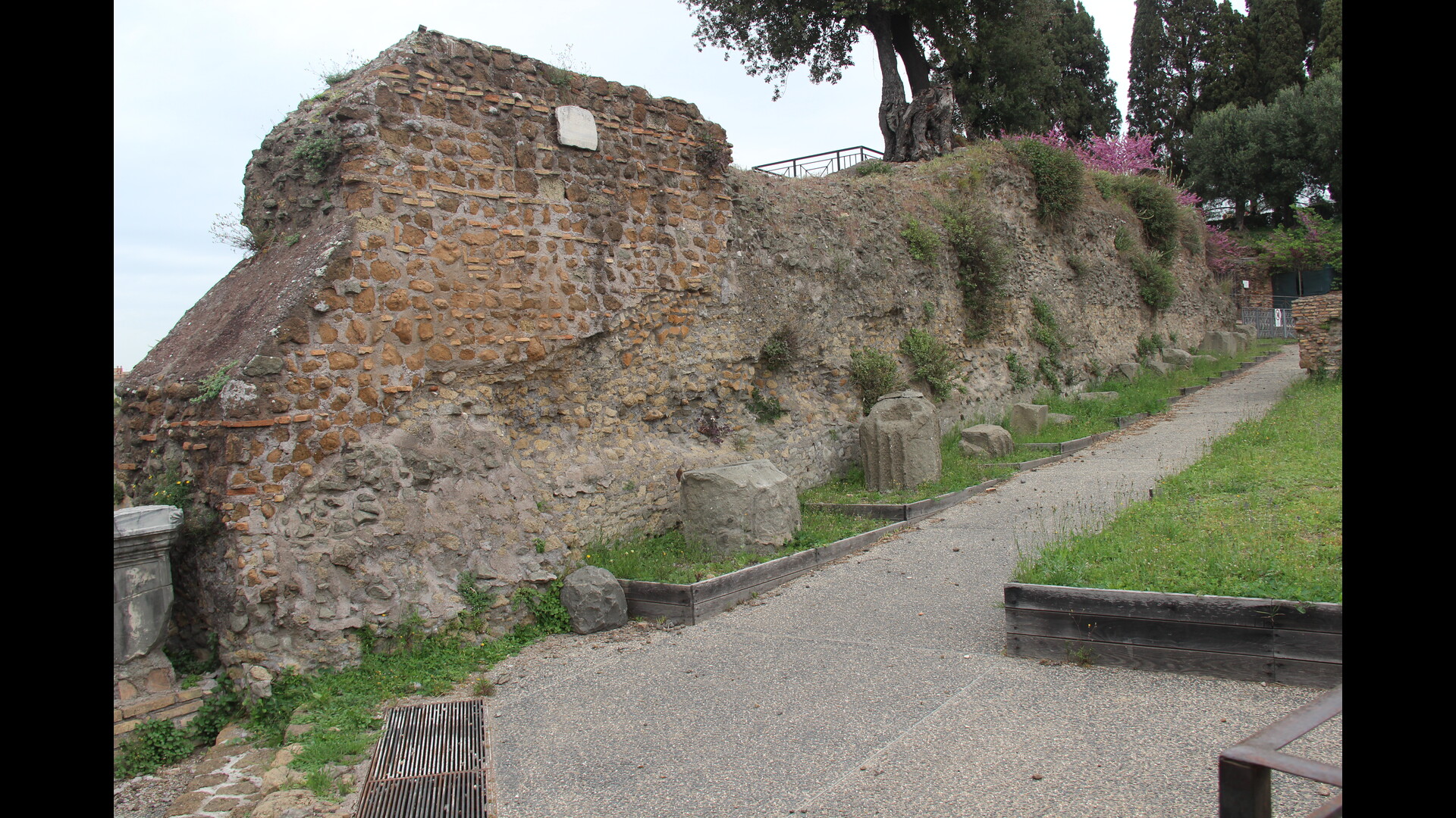 Temple de la Magna Mater : Photo prise à Rome aujourd'hui. Podium du temple de la Magna Mater