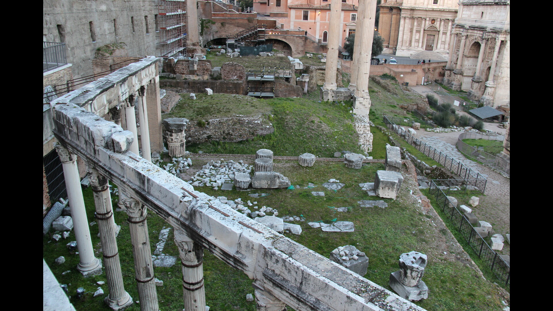 Portique des Dei Consentes : Photo prise à Rome aujourd'hui. Portique des Dei Consentes