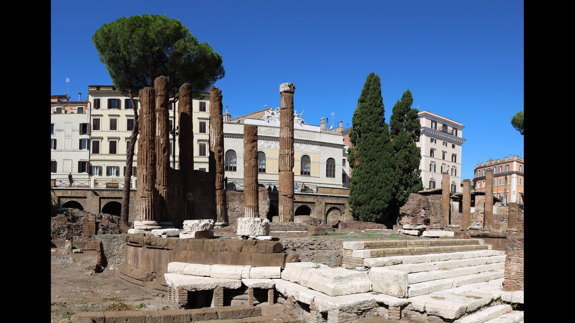 Temple B (Largo Argentina) : Photo prise à Rome aujourd'hui. Temple B de l’aire sacrée du Largo Argentina