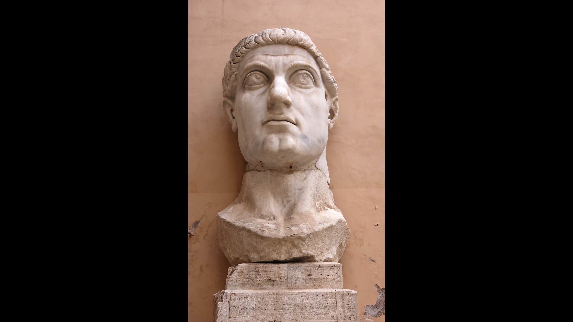 Statue de la Basilique de Constantin : Photo prise à Rome aujourd'hui. Eléments du corps en marbre de la statue de Constantin (Musée du Capitole)
