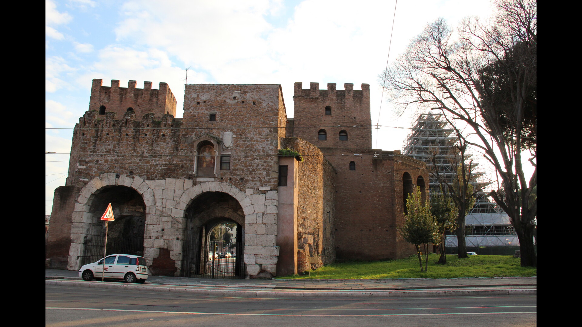 Porte Ostiensis : Photo prise à Rome aujourd'hui.