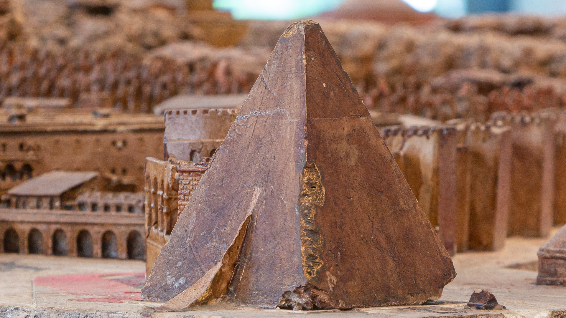 Pyramide de Cestius : Photo de la maquette réalisée par P.Bigot.